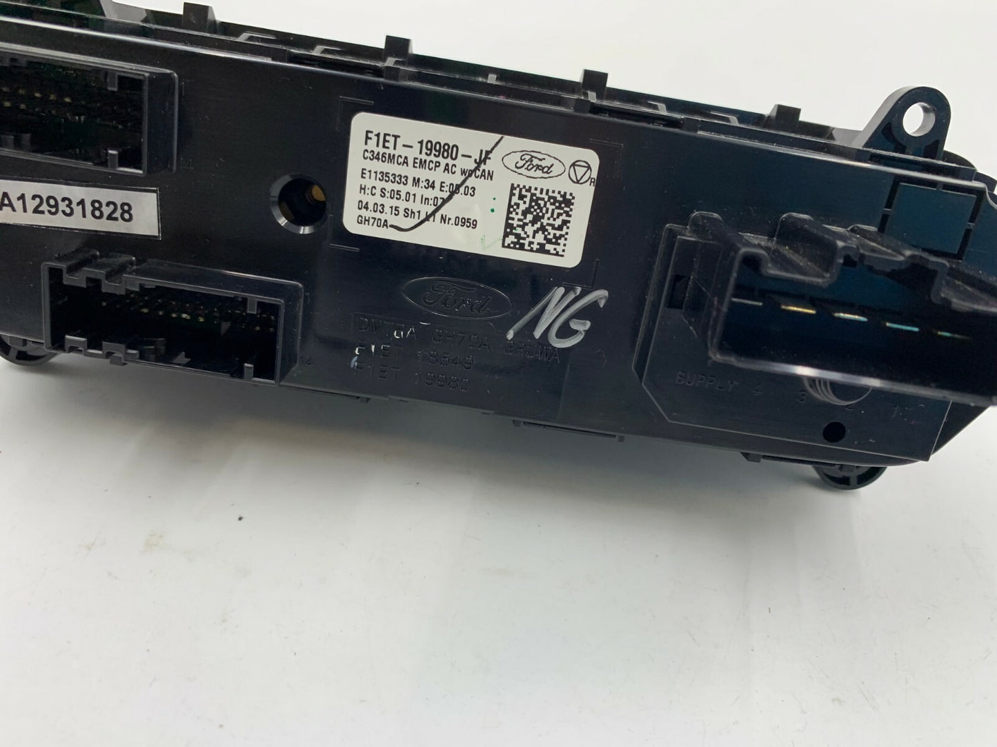 2015-2018 Ford Focus AC Heater Climate Control Unit OEM B02B24010