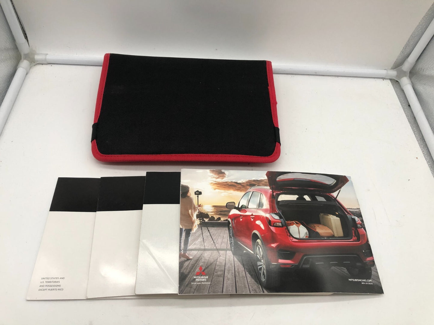 2020 Mitsubishi Outlander Owners Manual Set with Case OEM B03B22002