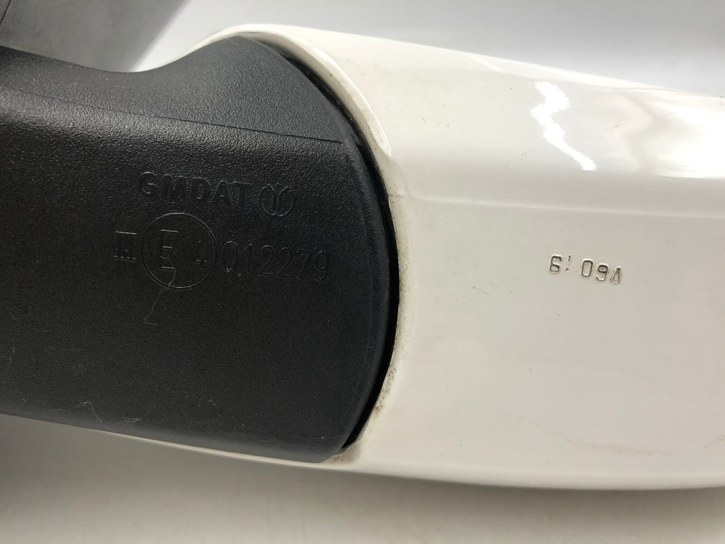 2007-2011 Chevrolet Aveo Passenger Side Manual Door Mirror White OEM D03B47049