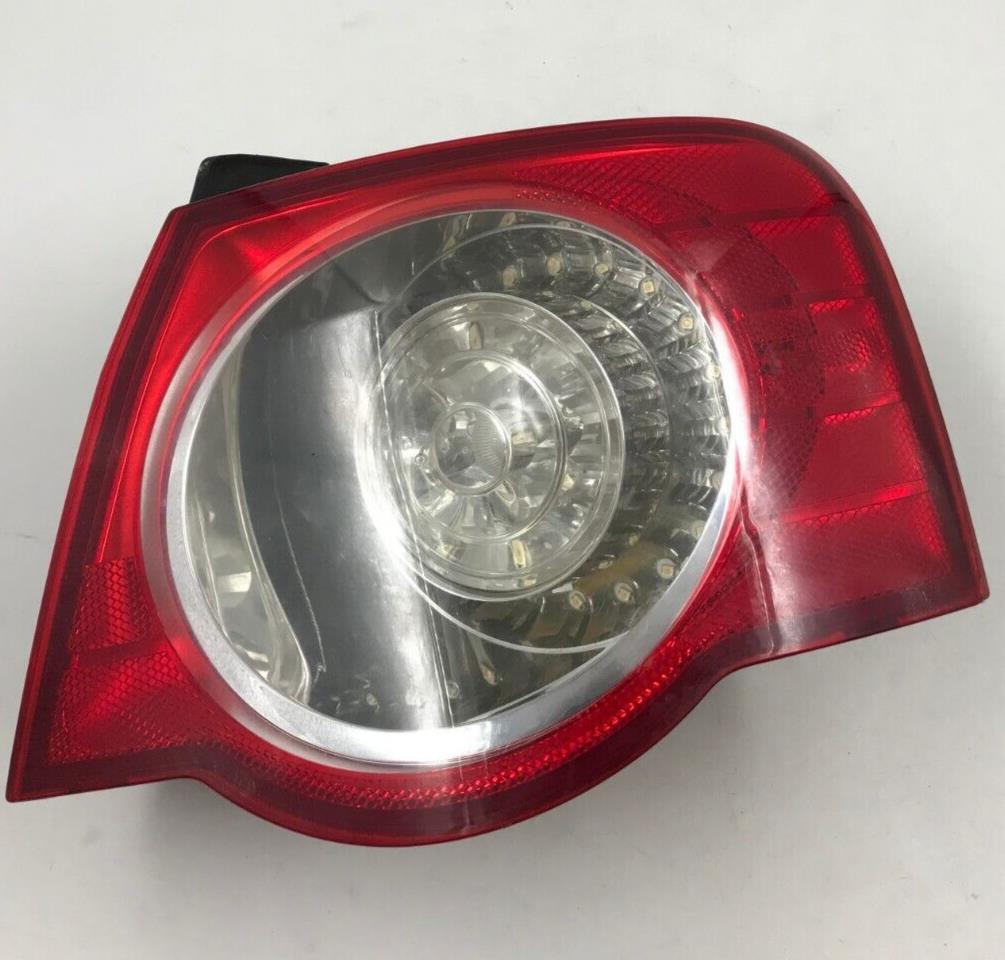 2008-2010 Volkswagen Passat Sedan Passenger Side Tail Light Taillight E01B50026