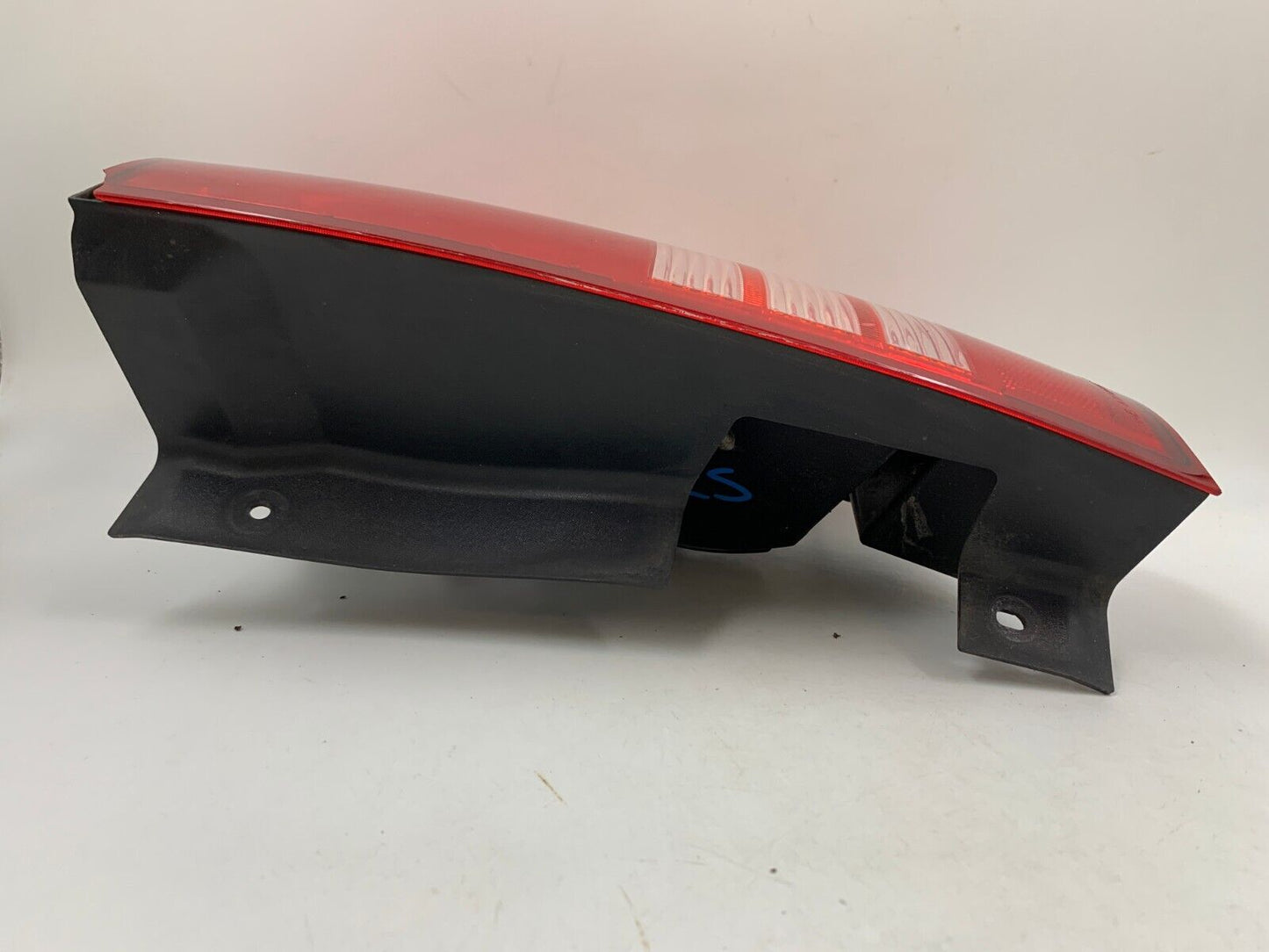 2004-2008 Chrysler Town & Country Passenger Side Tail Light Taillight E02B08045