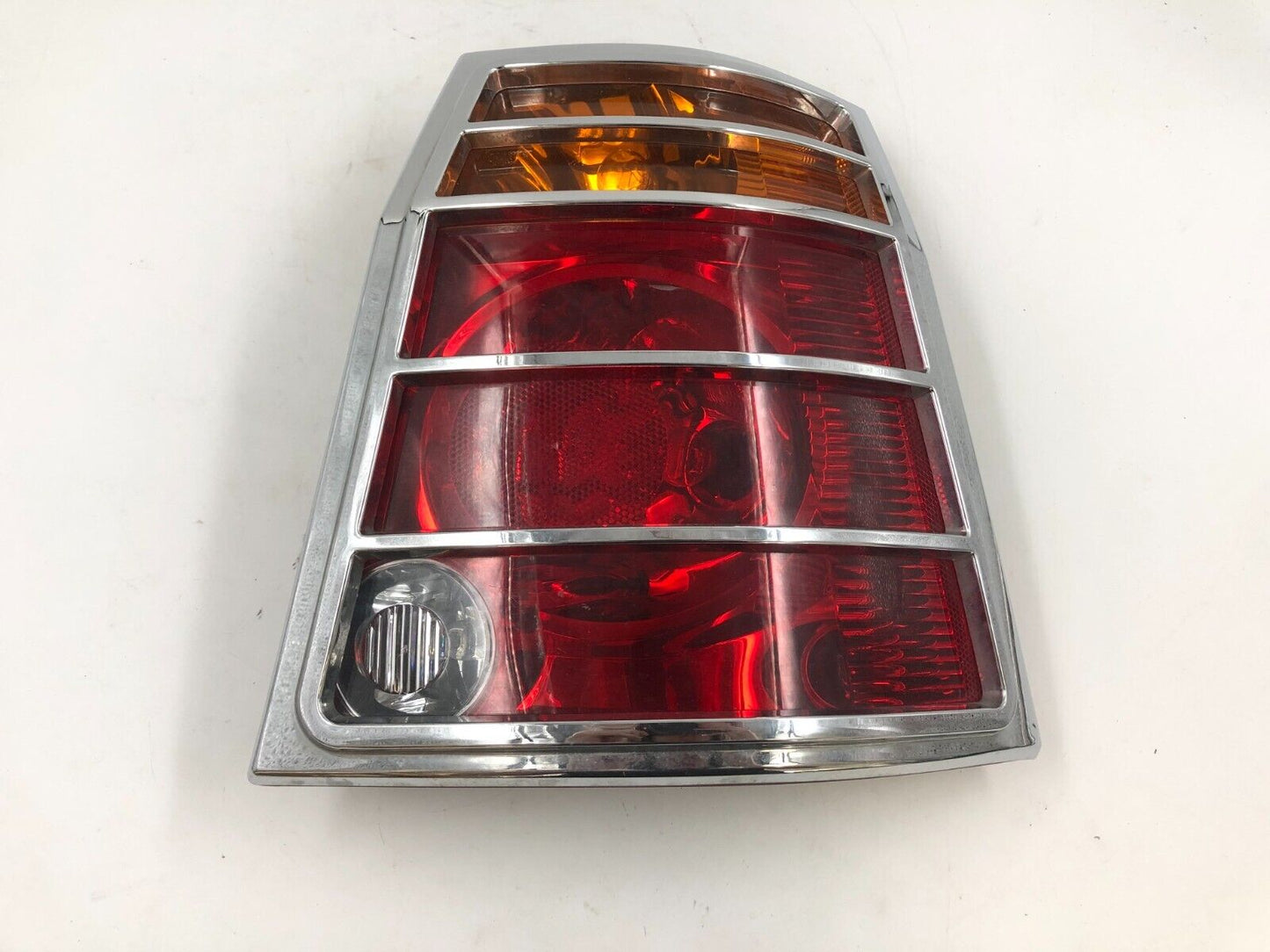 2004-2008 Chrysler Pacifica Passenger Side Tail Light Taillight OEM E01B19050