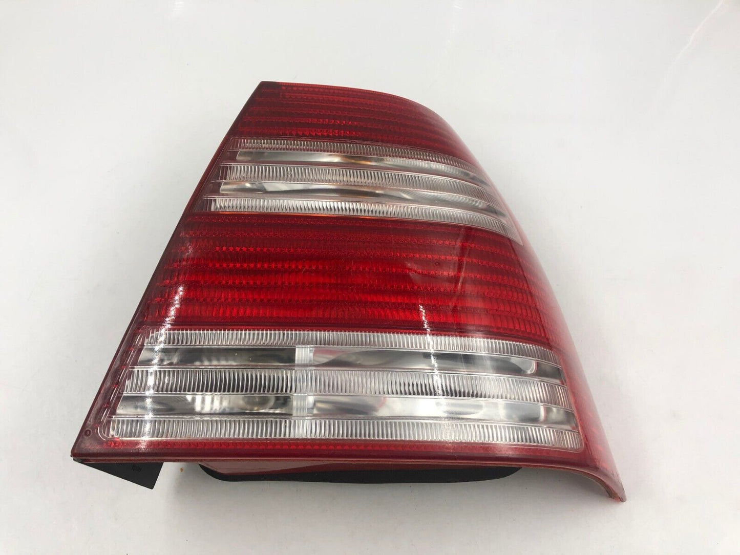 2004-2007 Volkswagen Jetta Passenger Side Tail Light Taillight OEM B01B70003