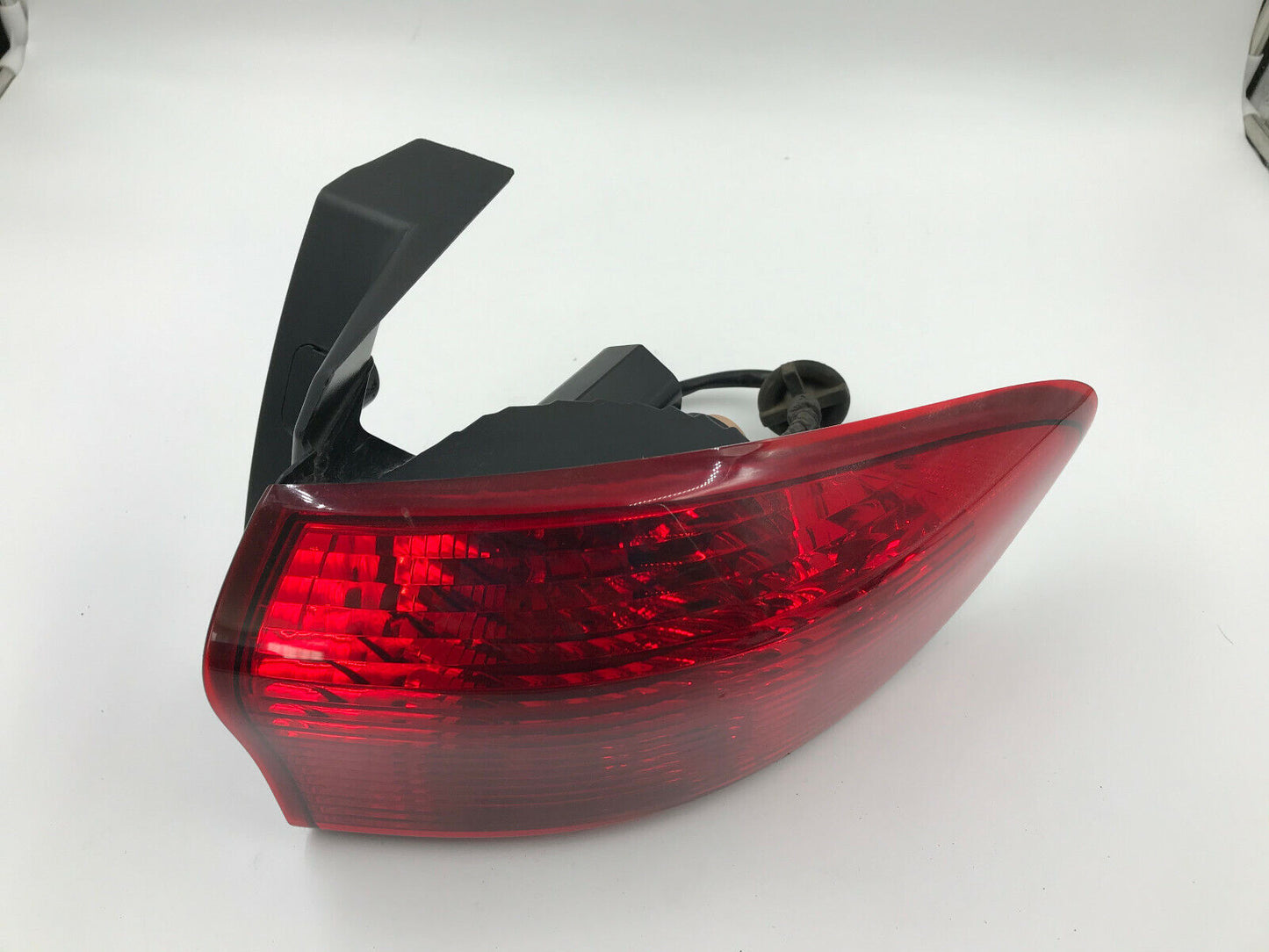 2007 Subaru Tribeca Passenger Side Tail Light Taillight OEM E02B03059