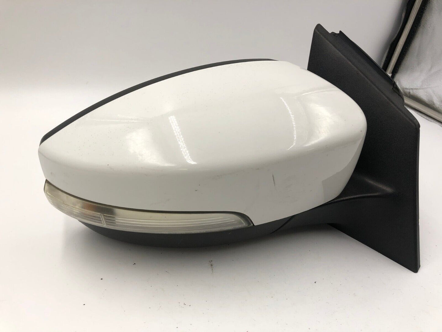 2015-2018 Ford Focus Passenger Side View Power Door Mirror White OEM D01B22025