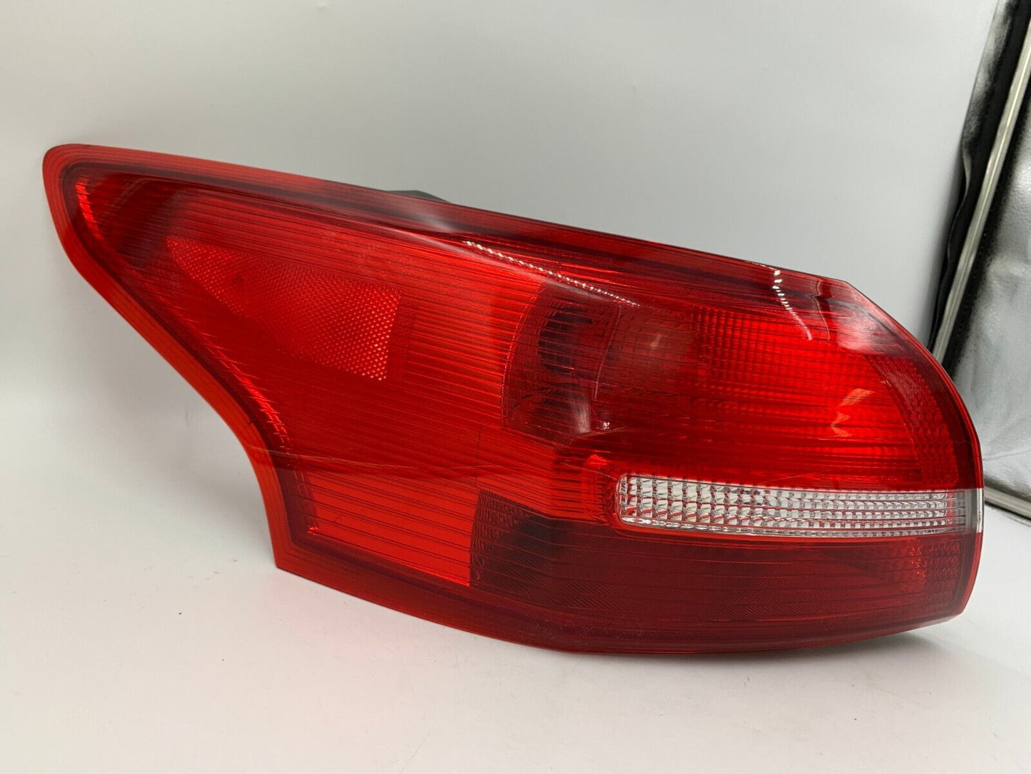 2015-2018 Ford Focus Sedan Driver Side Tail Light Taillight OEM E04B31027