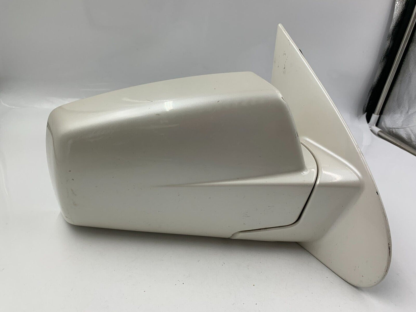 2004-2006 Cadillac SRX Passenger Side View Power Door Mirror White OEM C04B18042