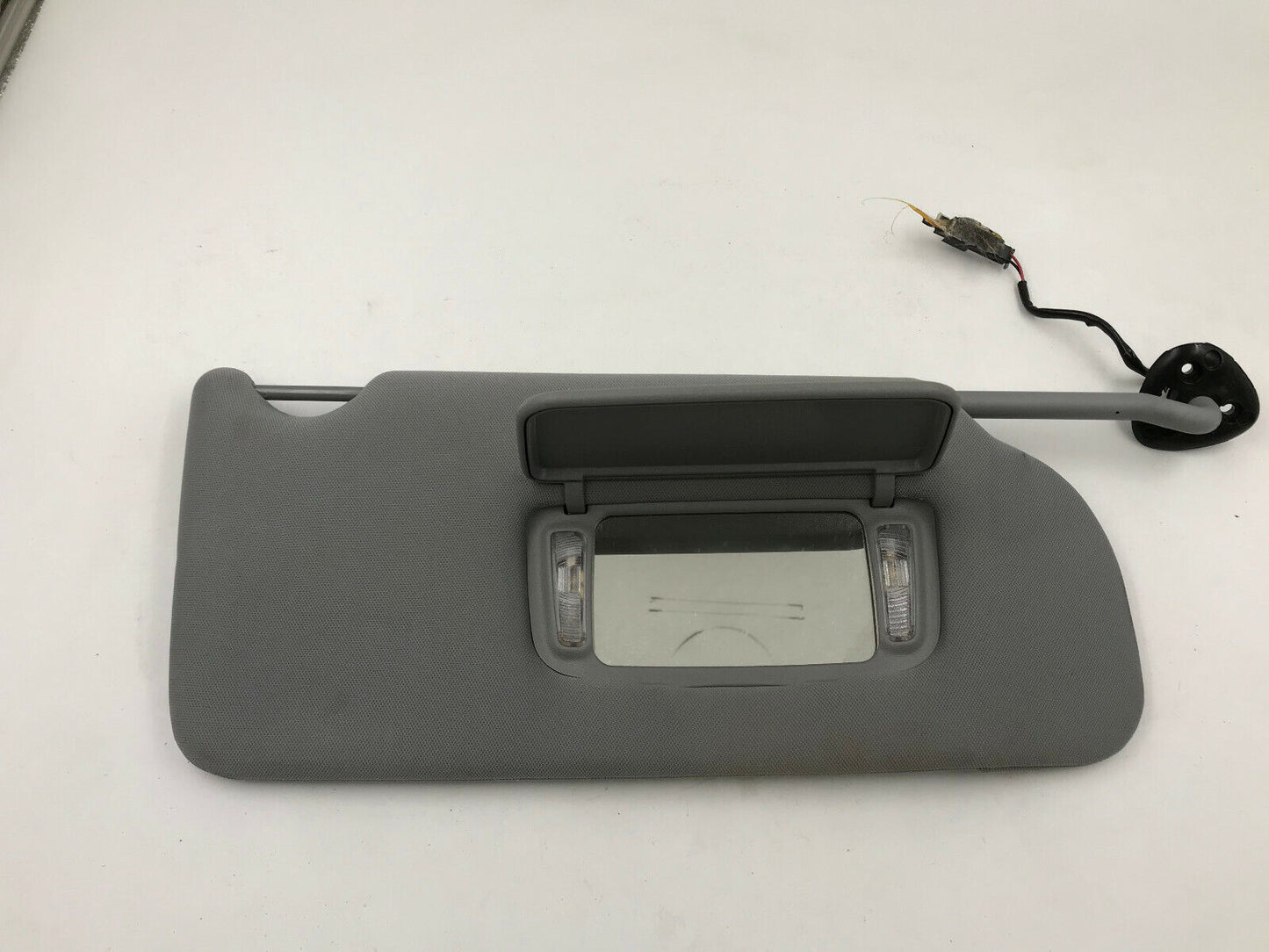 2005-2009 Buick Lacrosse Passenger Sunvisor Gray Illuminated OEM G01B37006