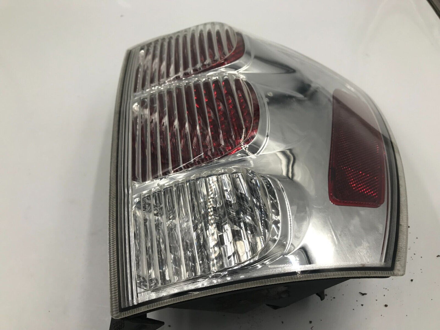 2005-2009 Chevrolet Equinox Passenger Side Tail Light Taillight OEM D04B39030