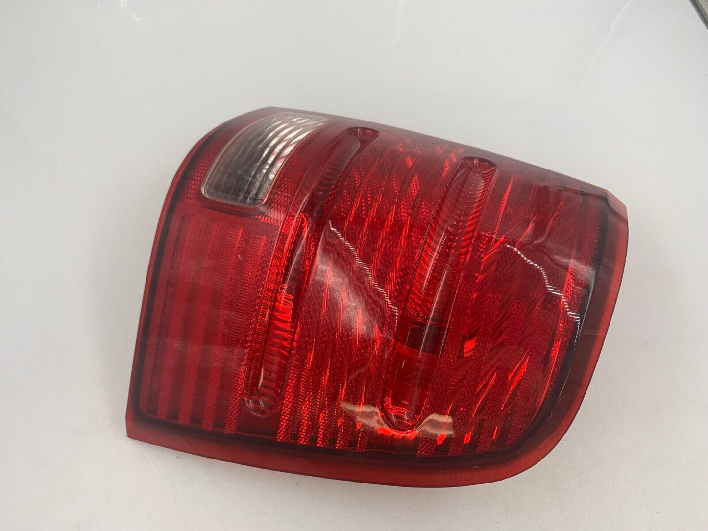 2002-2005 Ford Explorer Driver Side Tail Light Taillight OEM G01B29050