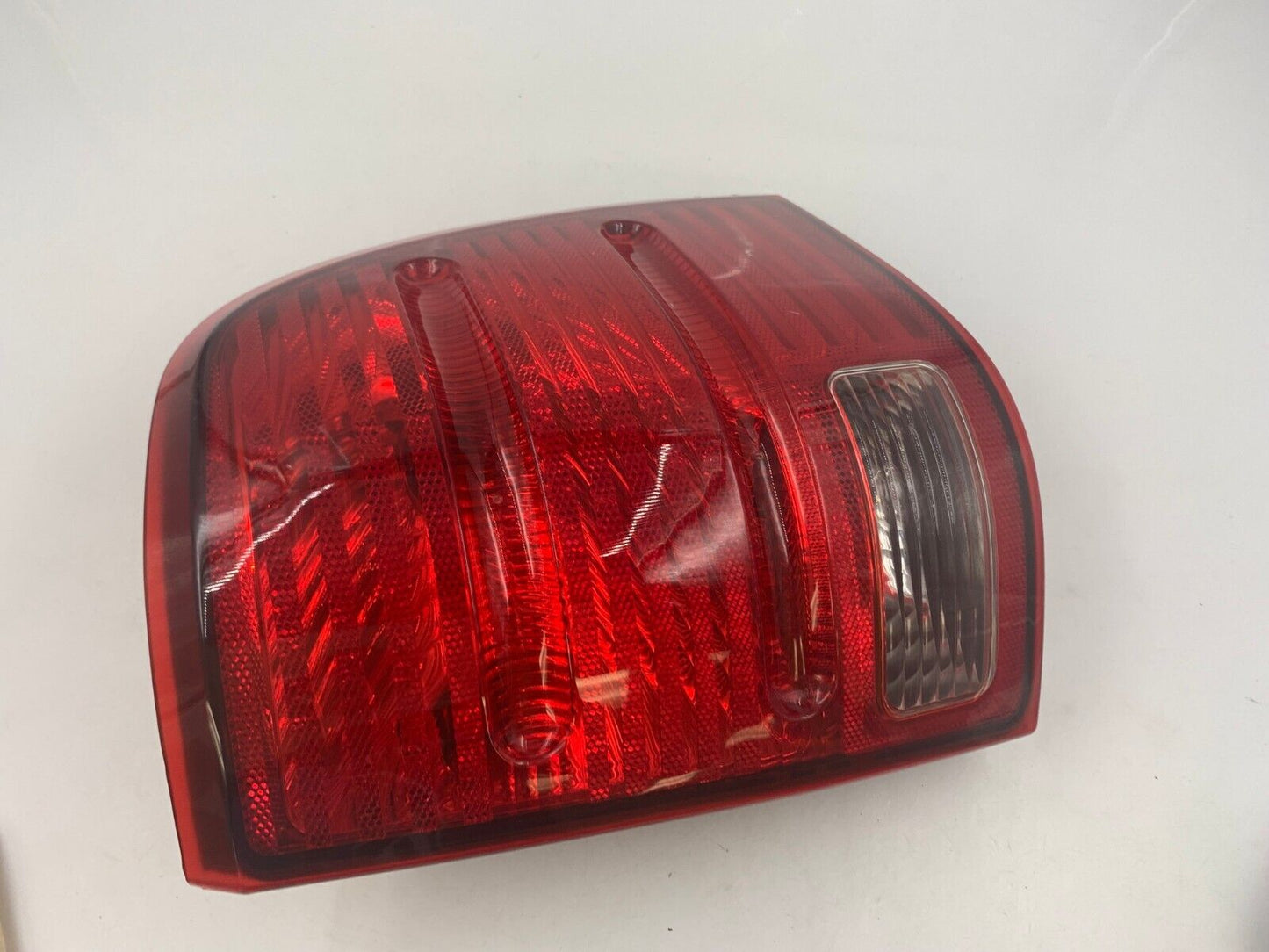 2002-2005 Ford Explorer Driver Side Tail Light Taillight OEM G01B29050