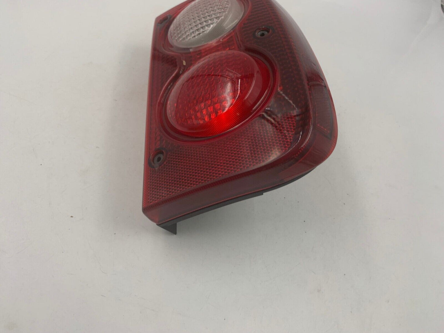 2004-2005 Land Rover Freelander Passenger Side Tail Light Taillight G01B19054