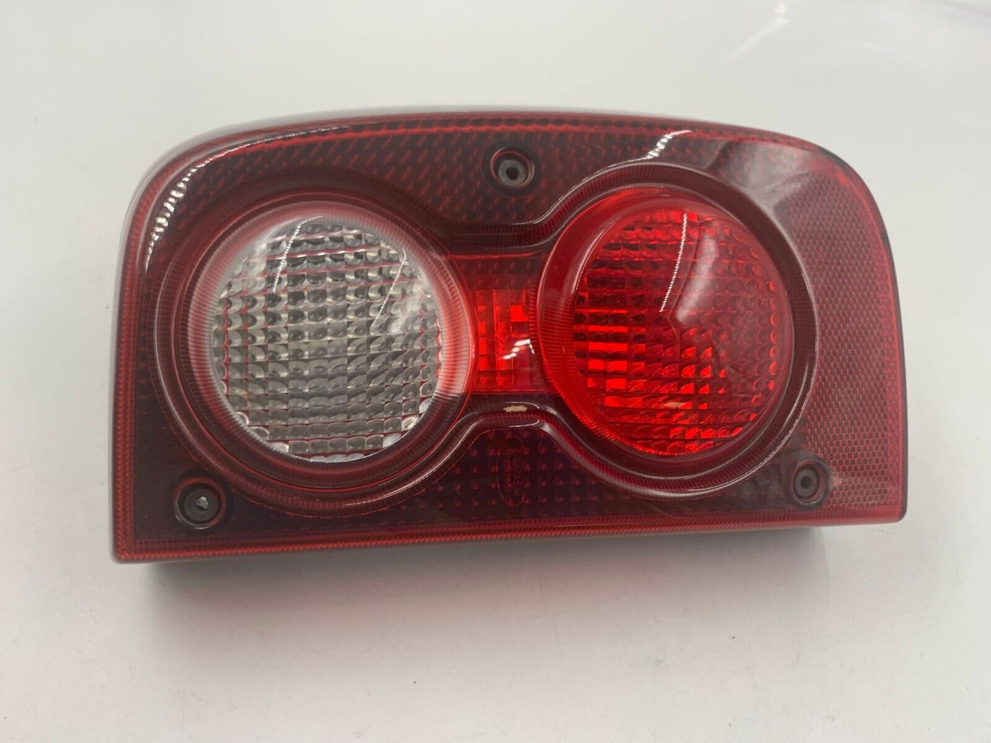 2004-2005 Land Rover Freelander Passenger Side Tail Light Taillight G01B19054