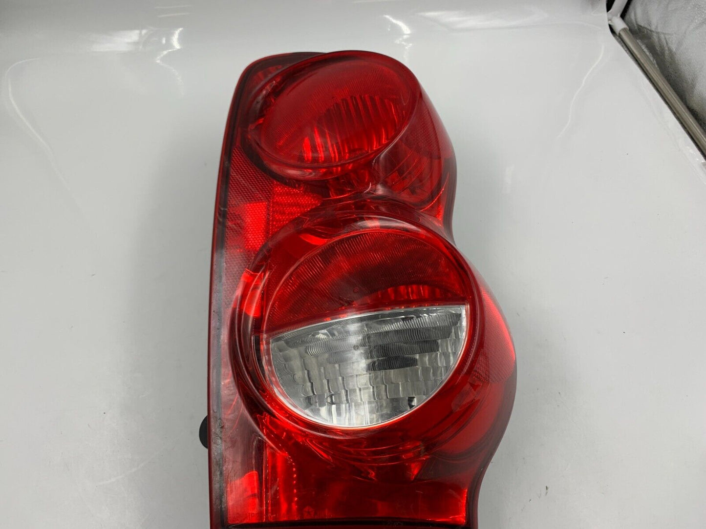 2004-2009 Dodge Durango Passenger Side Tail Light Taillight OEM B01B51032