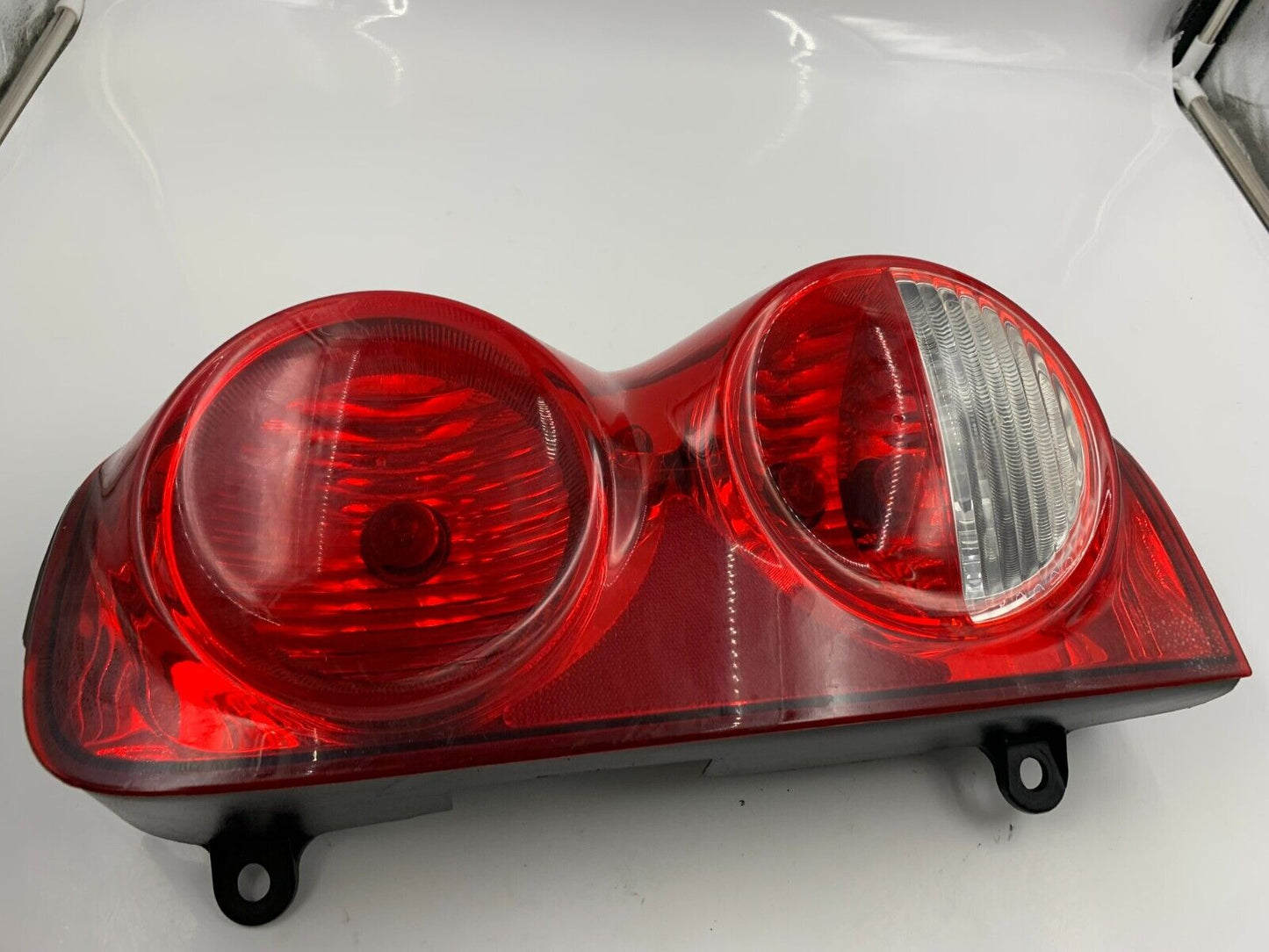 2004-2009 Dodge Durango Passenger Side Tail Light Taillight OEM B01B51032