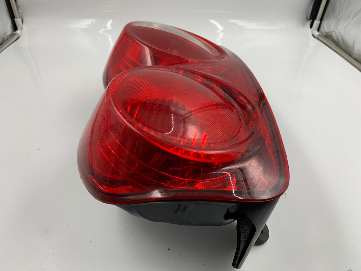 2004-2009 Dodge Durango Passenger Side Tail Light Taillight OEM B01B51032