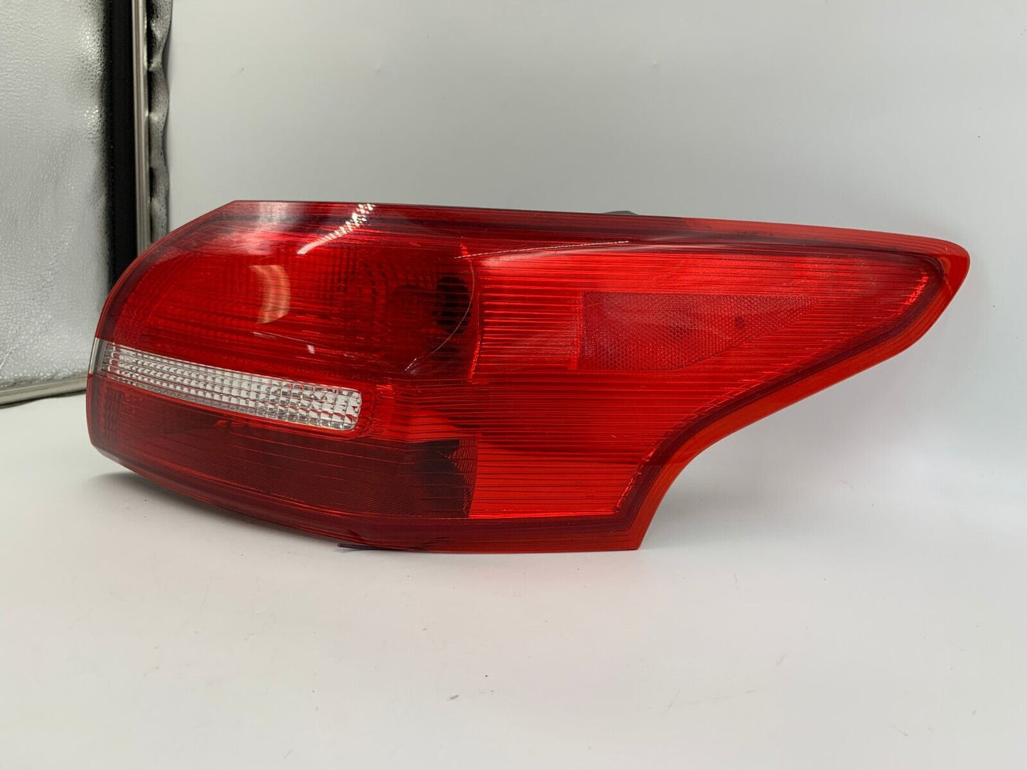 2015-2018 Ford Focus Sedan Passenger Side Tail Light Taillight OEM E03B40035