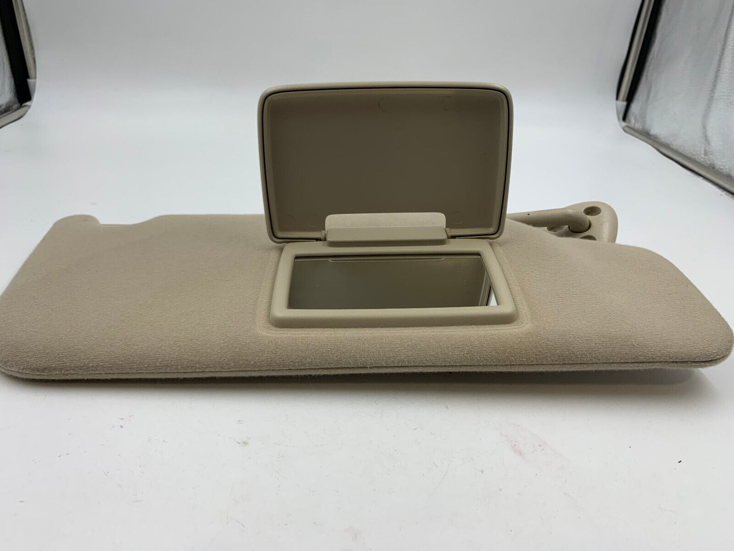 2004 Ford Taurus Passenger Sun Visor Sunvisor Beige OEM C02B31064