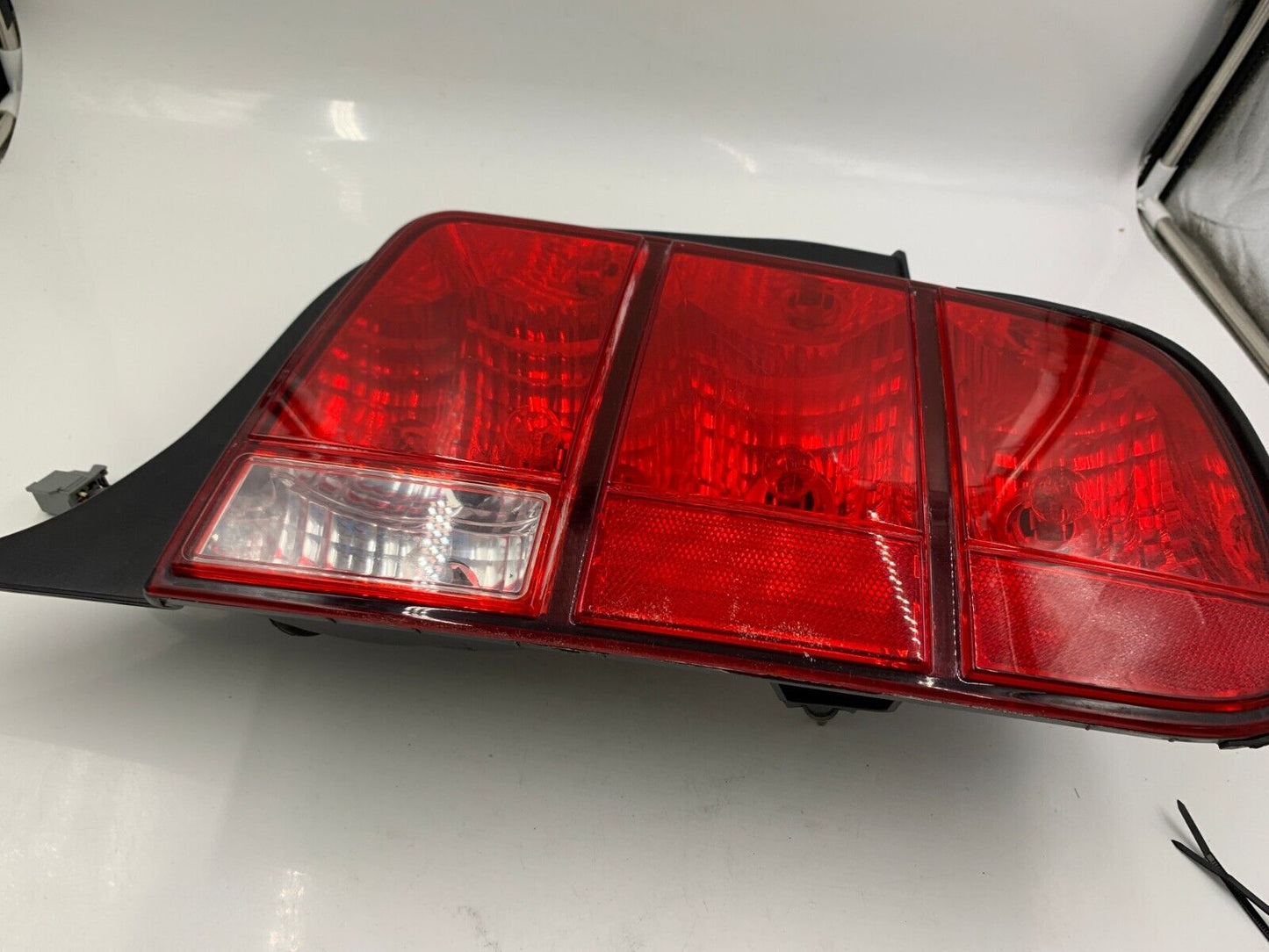 2005-2009 Ford Mustang Passenger Side Tail Light Taillight OEM I04B29001