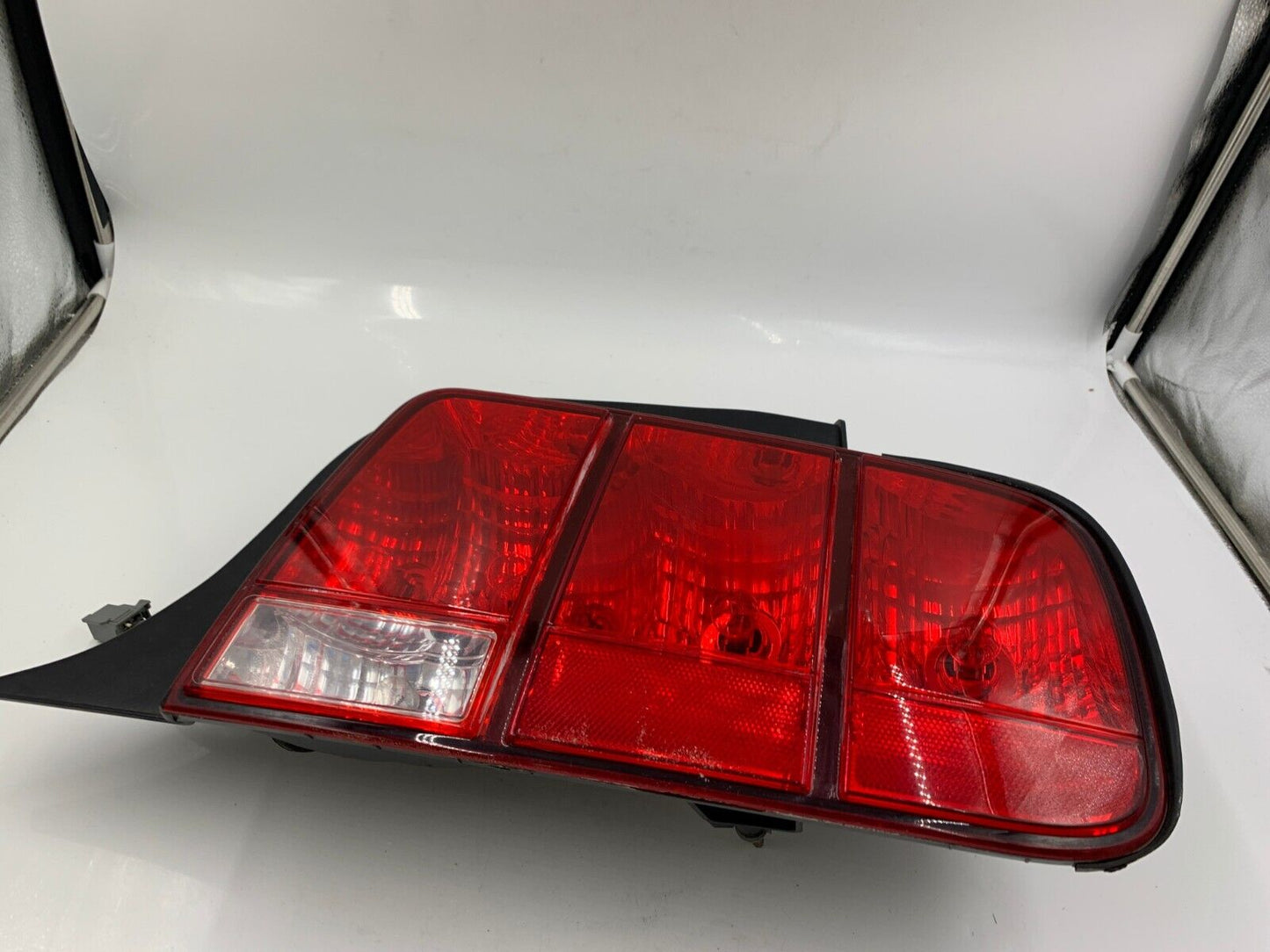 2005-2009 Ford Mustang Passenger Side Tail Light Taillight OEM I04B29001