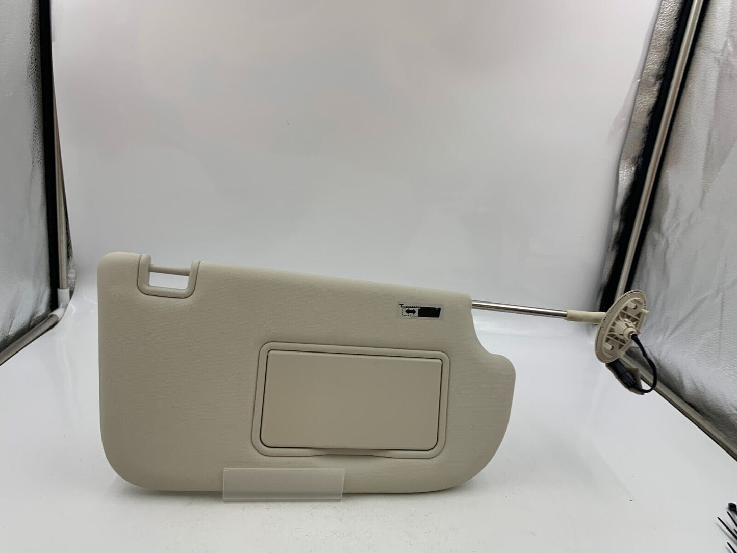 2013-2019 Ford Escape Passenger Sun Visor Sunvisor Ivory Illumination B01B12054