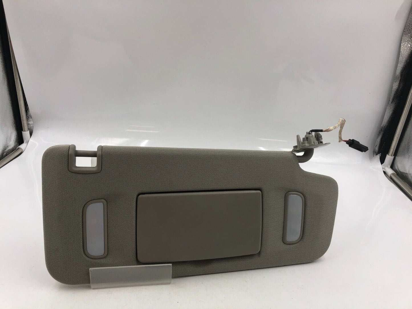 2013-2019 Chevrolet Trax Passenger Sun Visor Sunvisor Gray Illuminated B04B40084