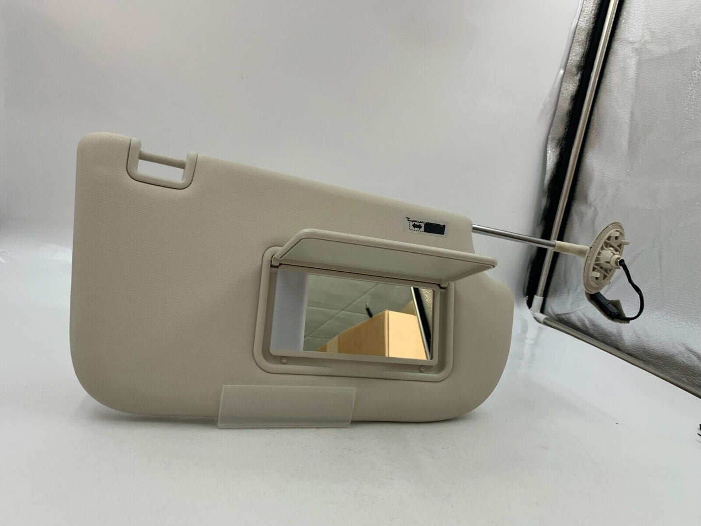 2013-2019 Ford Escape Passenger Sun Visor Sunvisor Ivory Illumination B01B12054