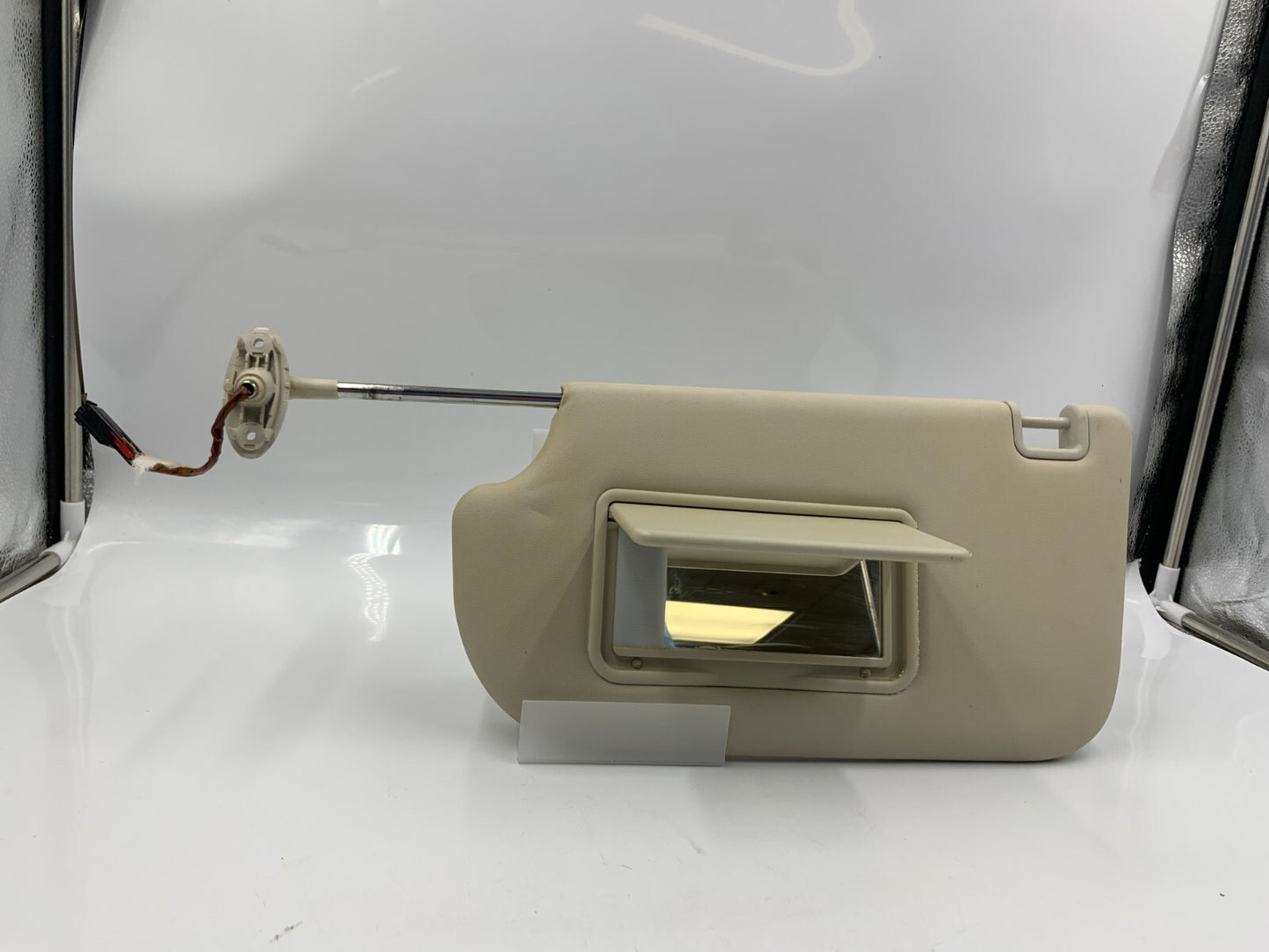 2013-2018 Ford Focus Driver Sun Visor Ivory Illuminated OEM E01B07020