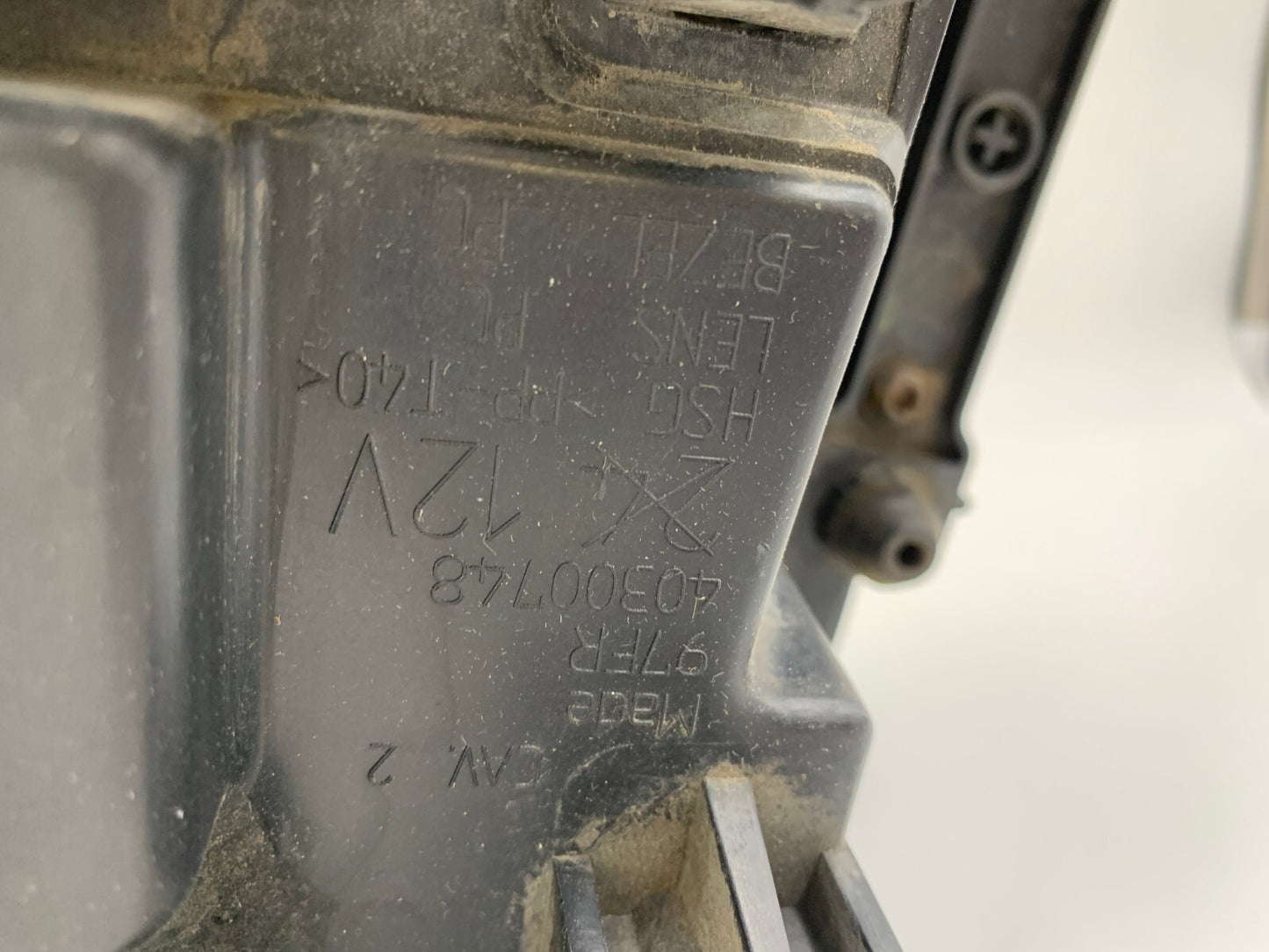 2004-2005 GMC Envoy XUV Passenger Side Head Light Headlight OEM B02B41044