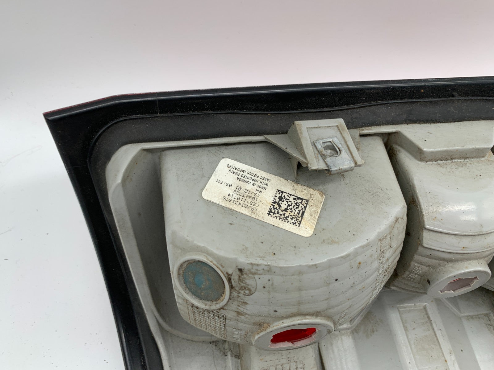 2014-2015 Chevrolet Silverado Passenger Side Tail Light Taillight OEM D02B30021