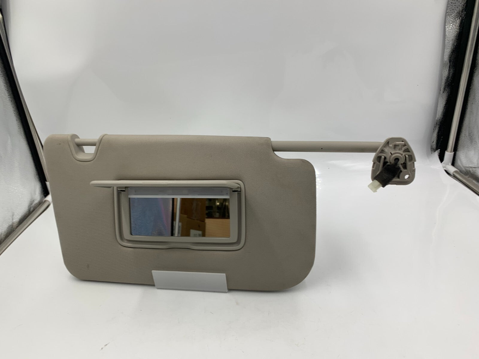 2018-2020 Nissan Rogue Passenger Sun Visor Gray Illuminated C01B08027