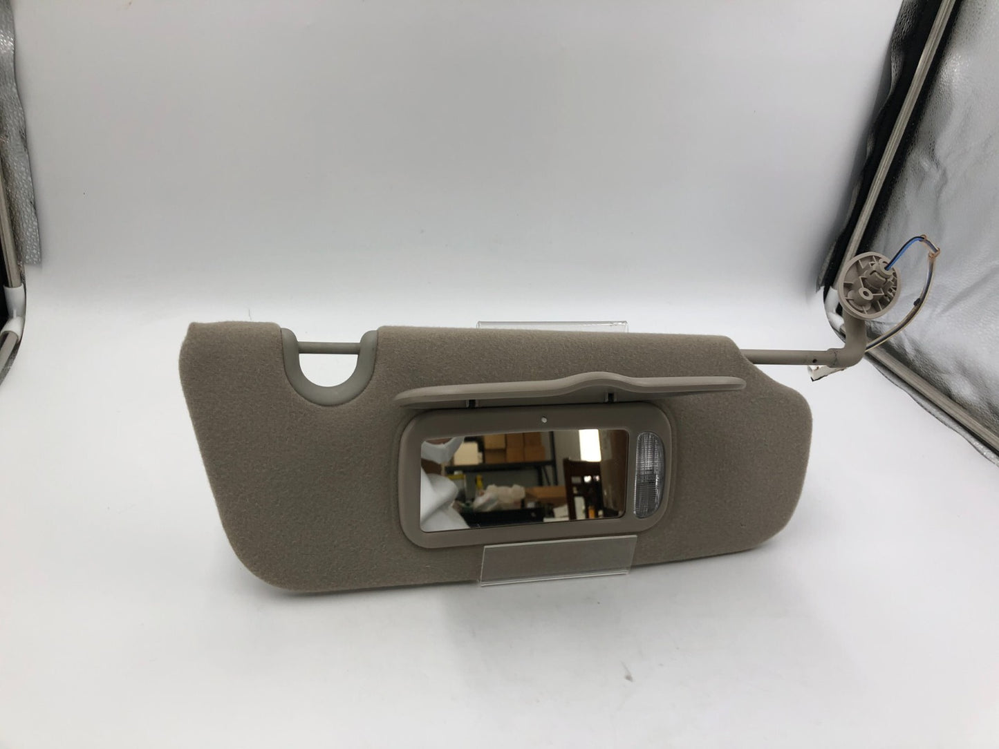 2004-2007 Jeep Liberty Passenger Sun Visor Gray Illuminated OEM C01B17052