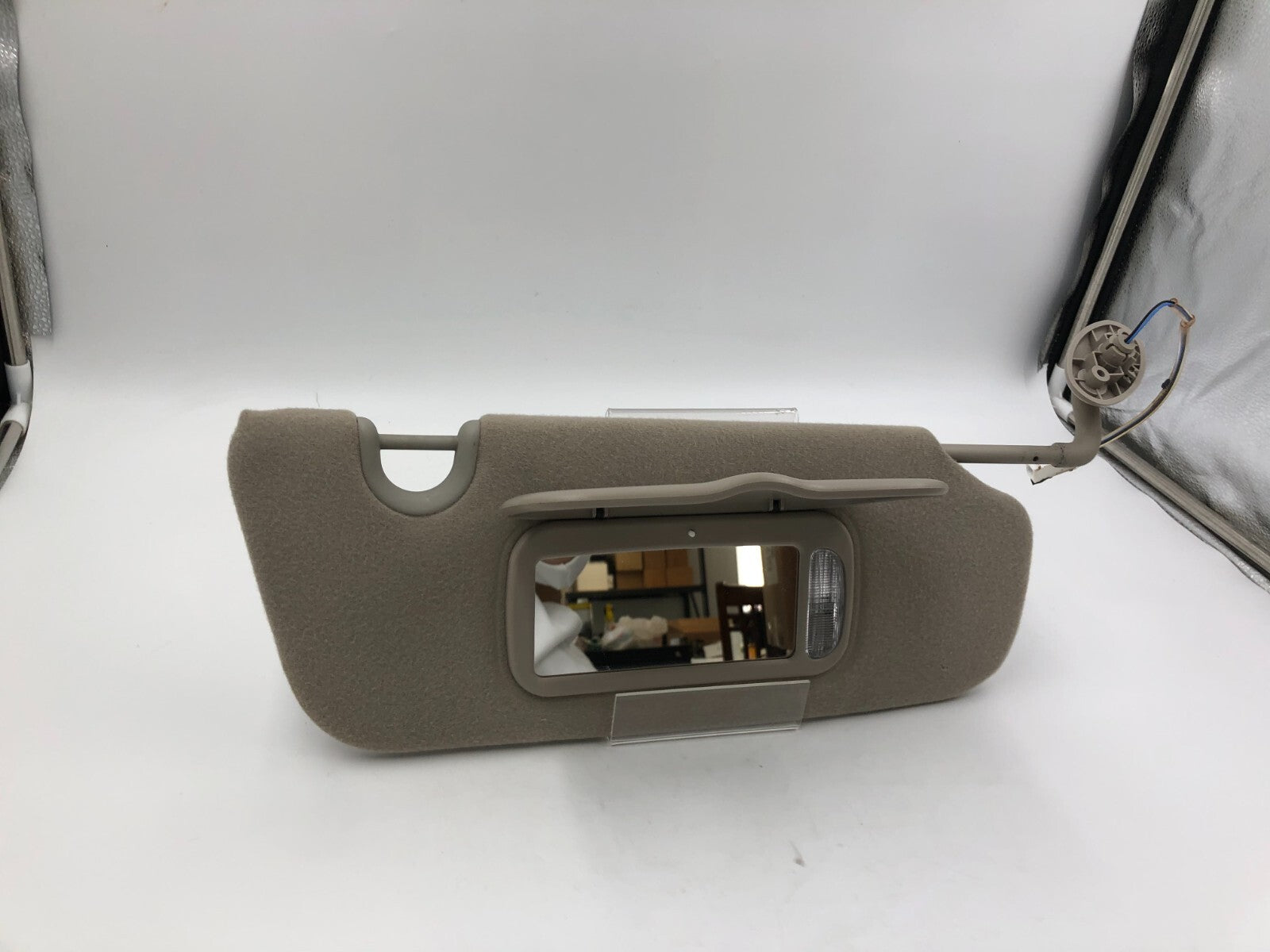 2004-2007 Jeep Liberty Passenger Sun Visor Gray Illuminated OEM C01B17052