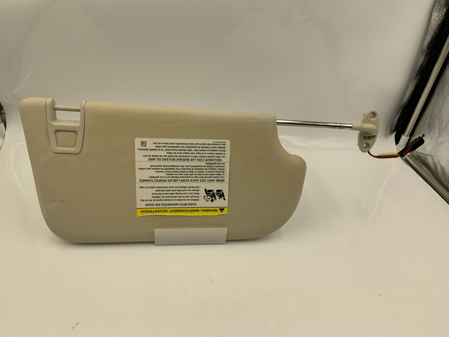 2013-2018 Ford Focus Driver Sun Visor Ivory Illuminated OEM E01B07020