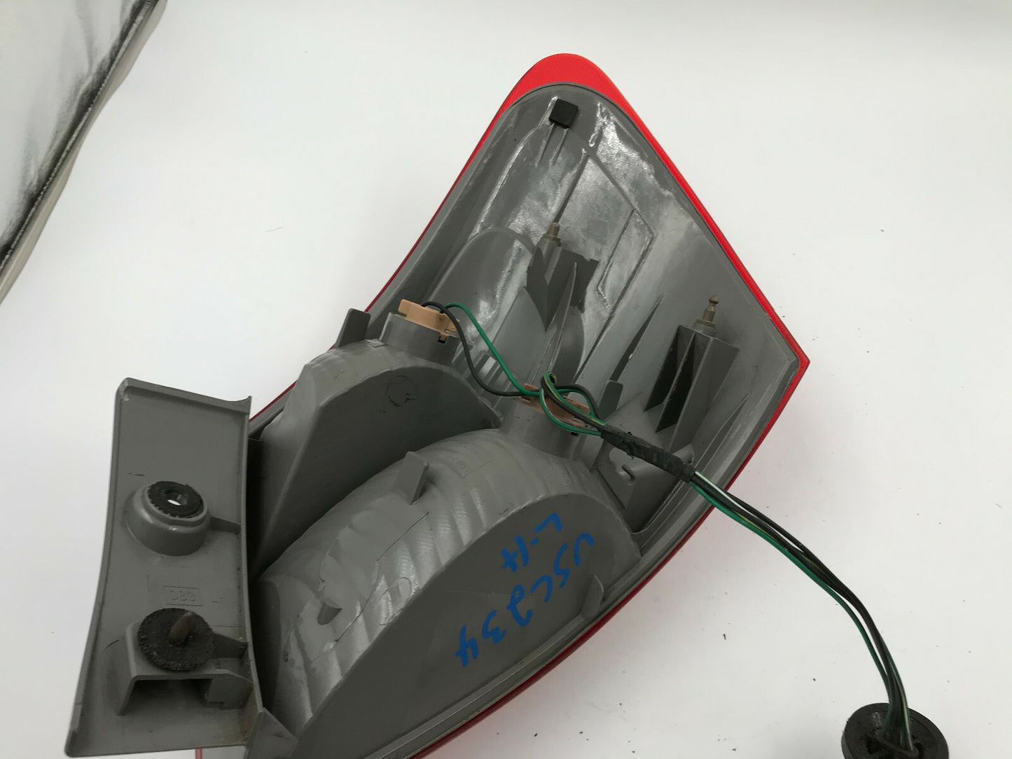 2008-2015 Nissan Rogue Driver Side Tail Light Taillight OEM B02B04003