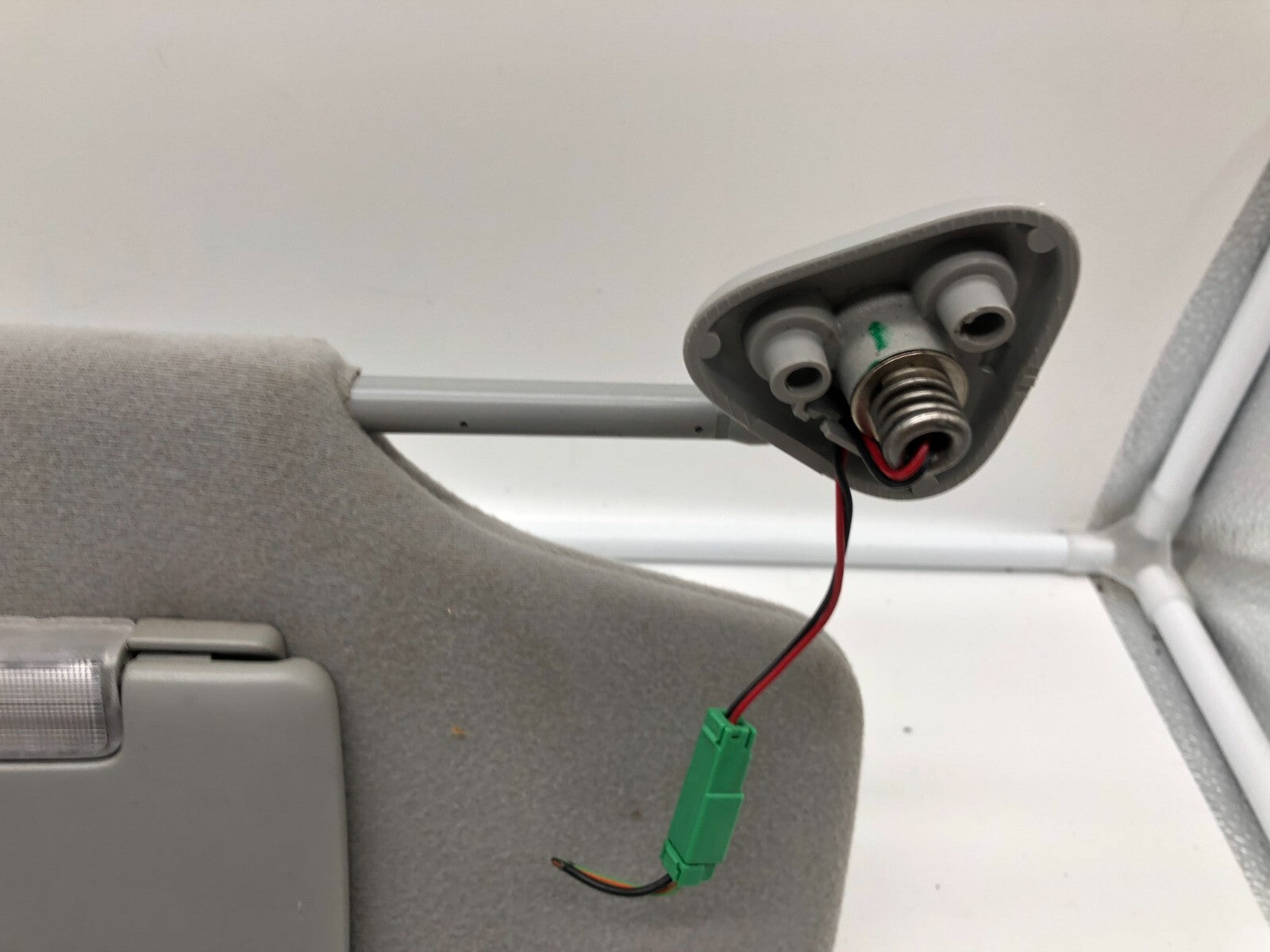 2005-2007 Ford Five Hundred Passenger Sun Visor Gray Illuminated OEM D02B01054