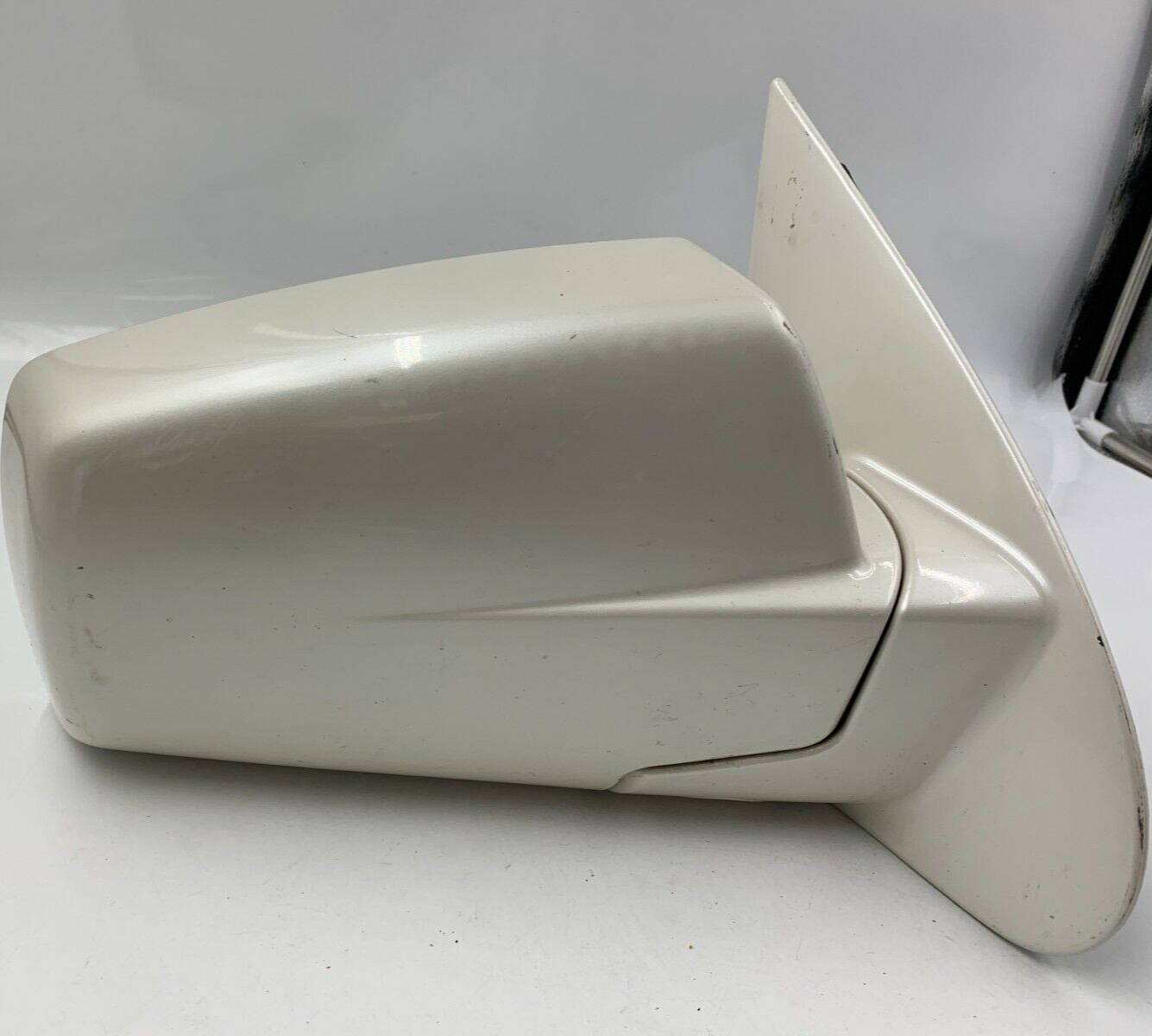 2004-2006 Cadillac SRX Passenger Side View Power Door Mirror White OEM C04B18042