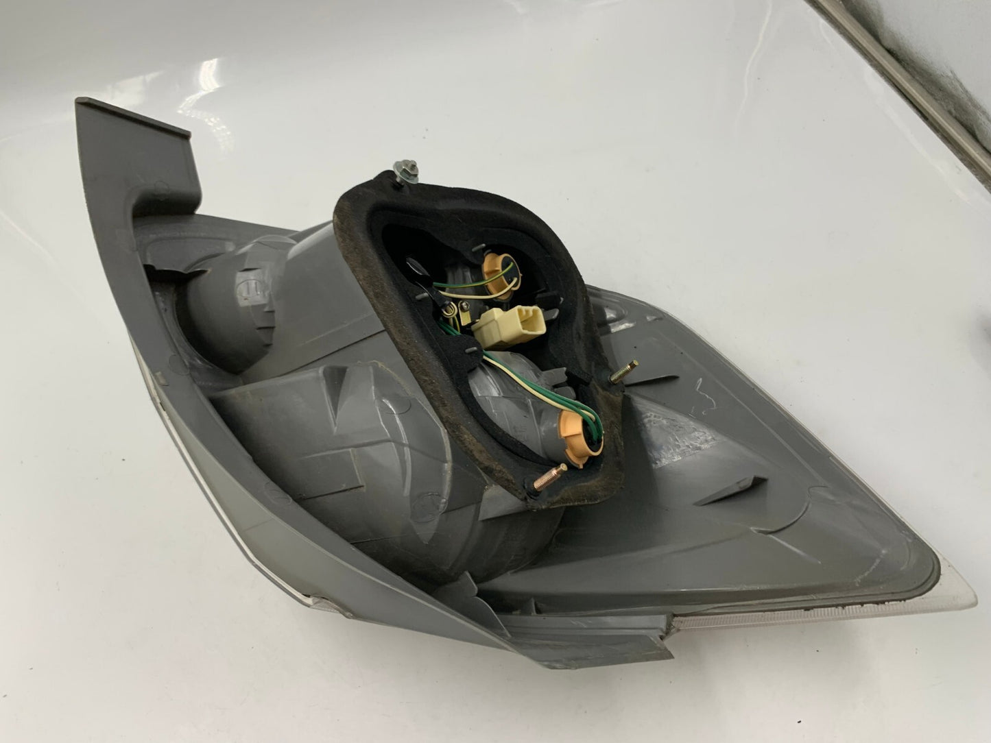 2003-2004 Toyota Matrix Passenger Side Taillight Tail Light OEM E02B67002