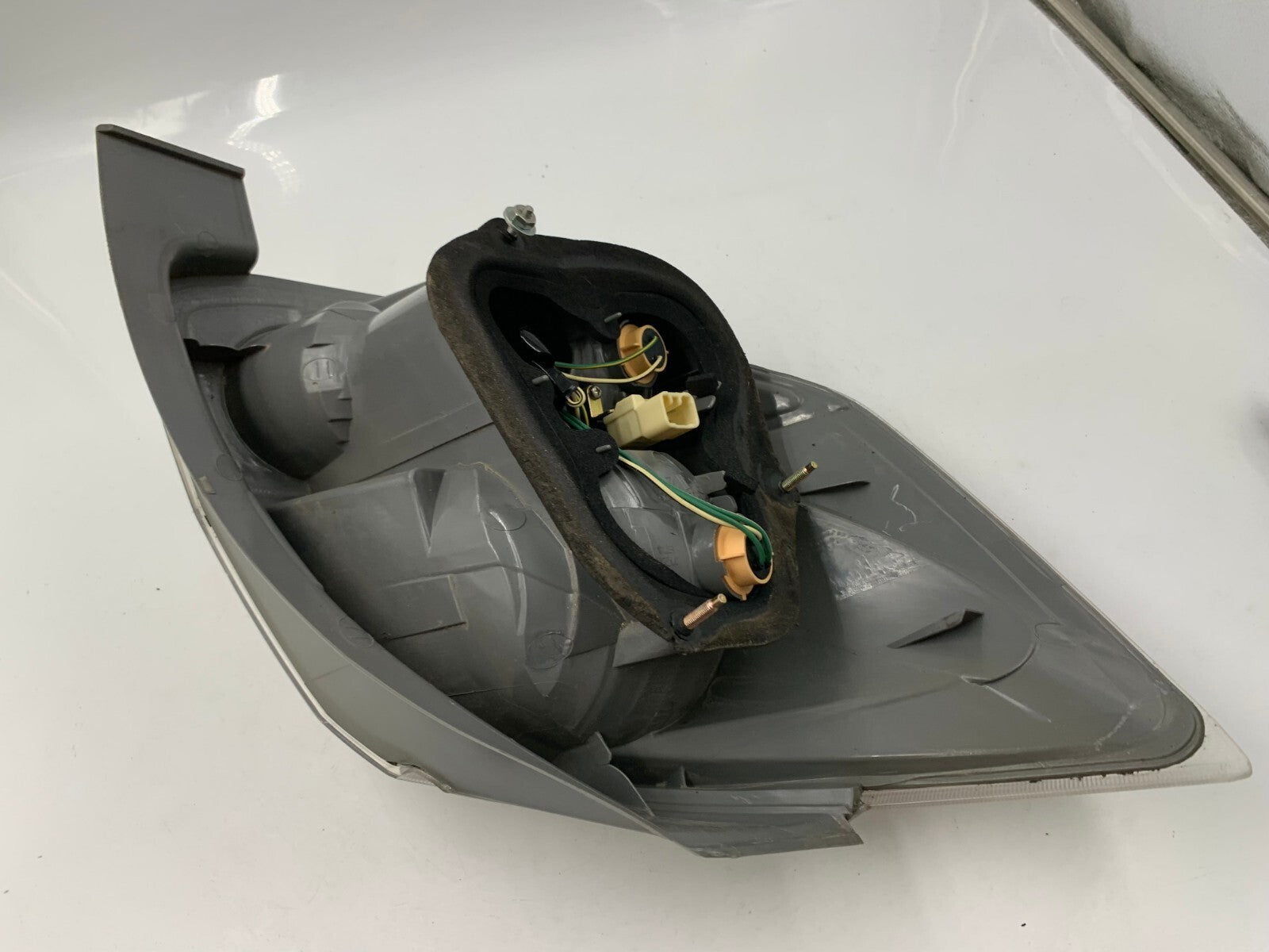 2003-2004 Toyota Matrix Passenger Side Taillight Tail Light OEM E02B67002