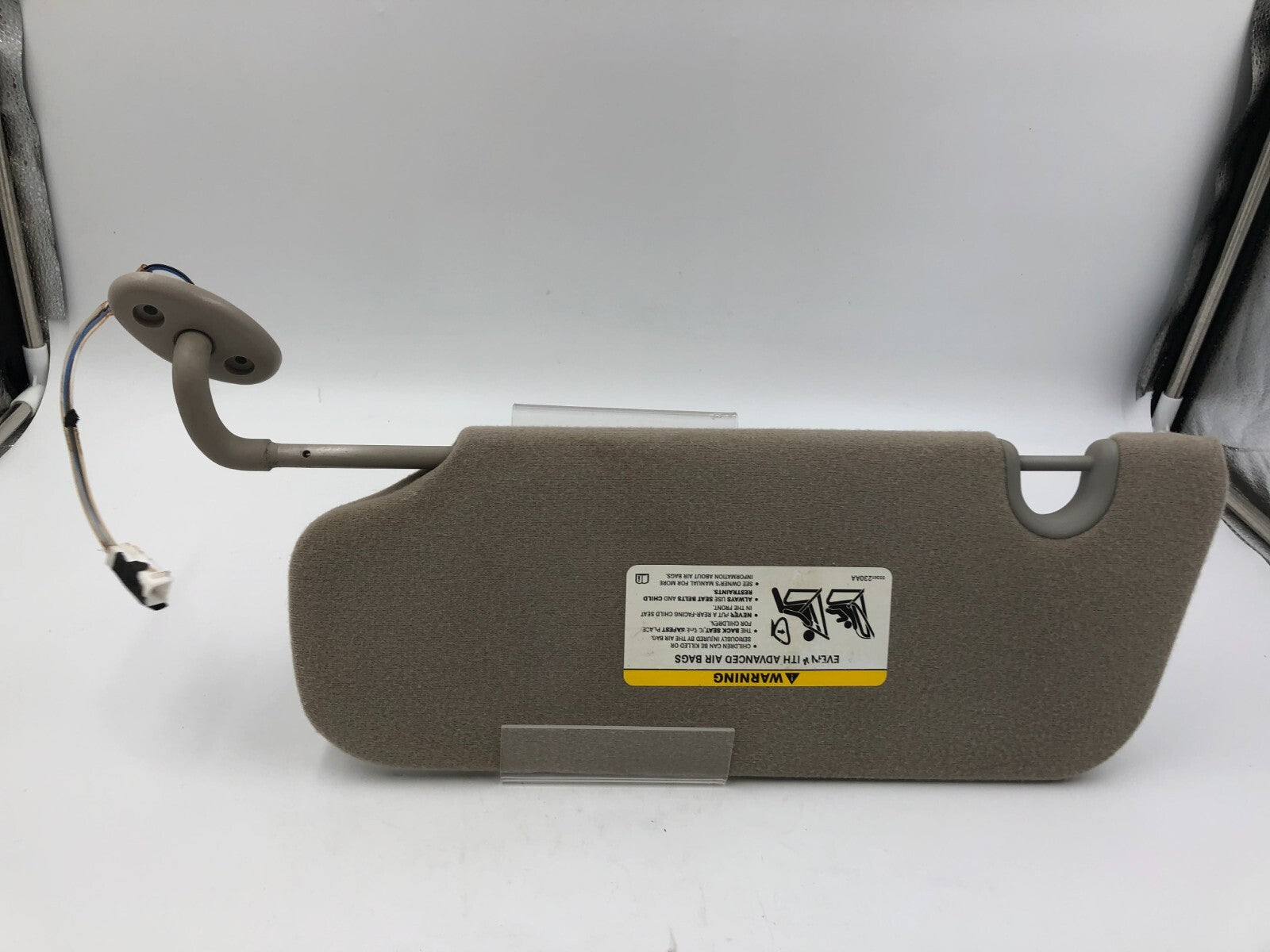 2004-2007 Jeep Liberty Passenger Sun Visor Gray Illuminated OEM C01B17052
