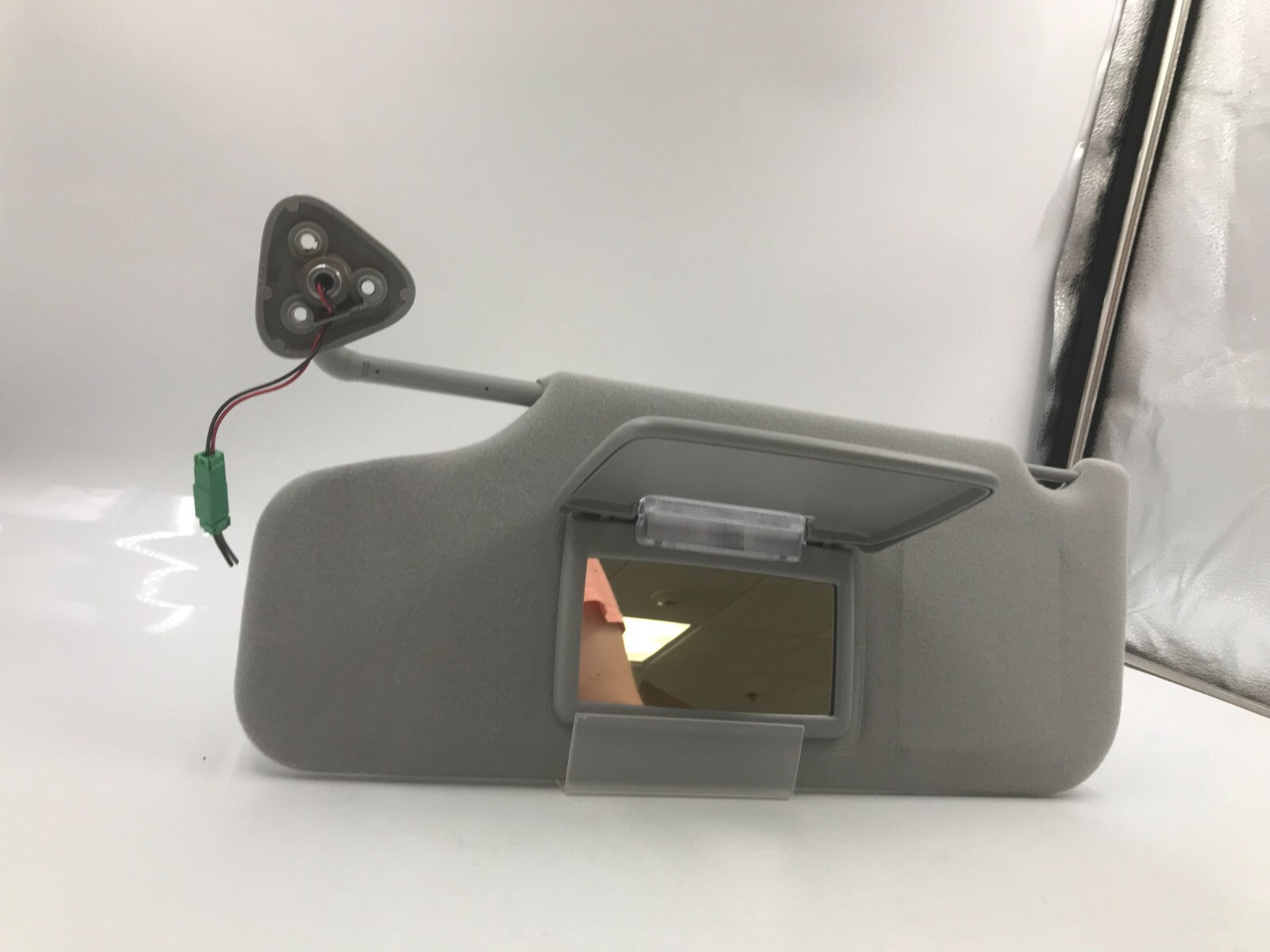 2005-2007 Ford Freestyle Driver Sun Visor Gray Illuminated D01B52082