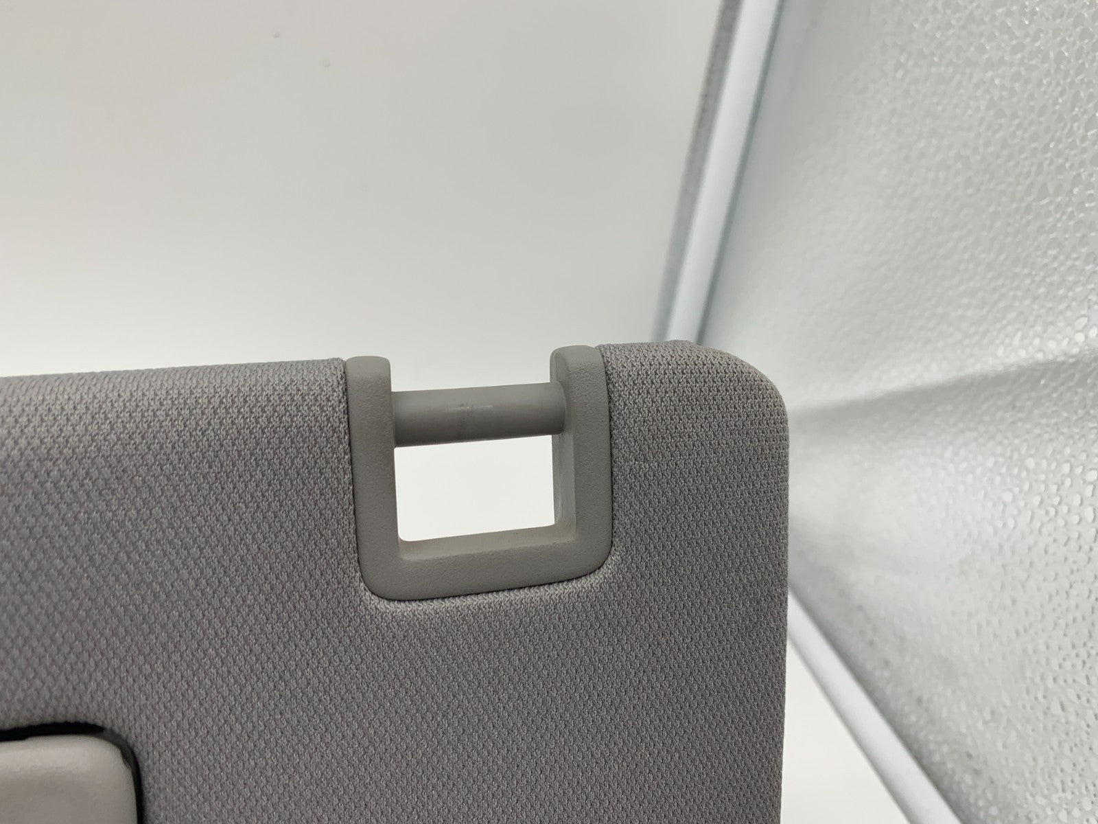 2018-2019 Chevrolet Equinox Driver Sun Visor Illuminated Gray D01B22007