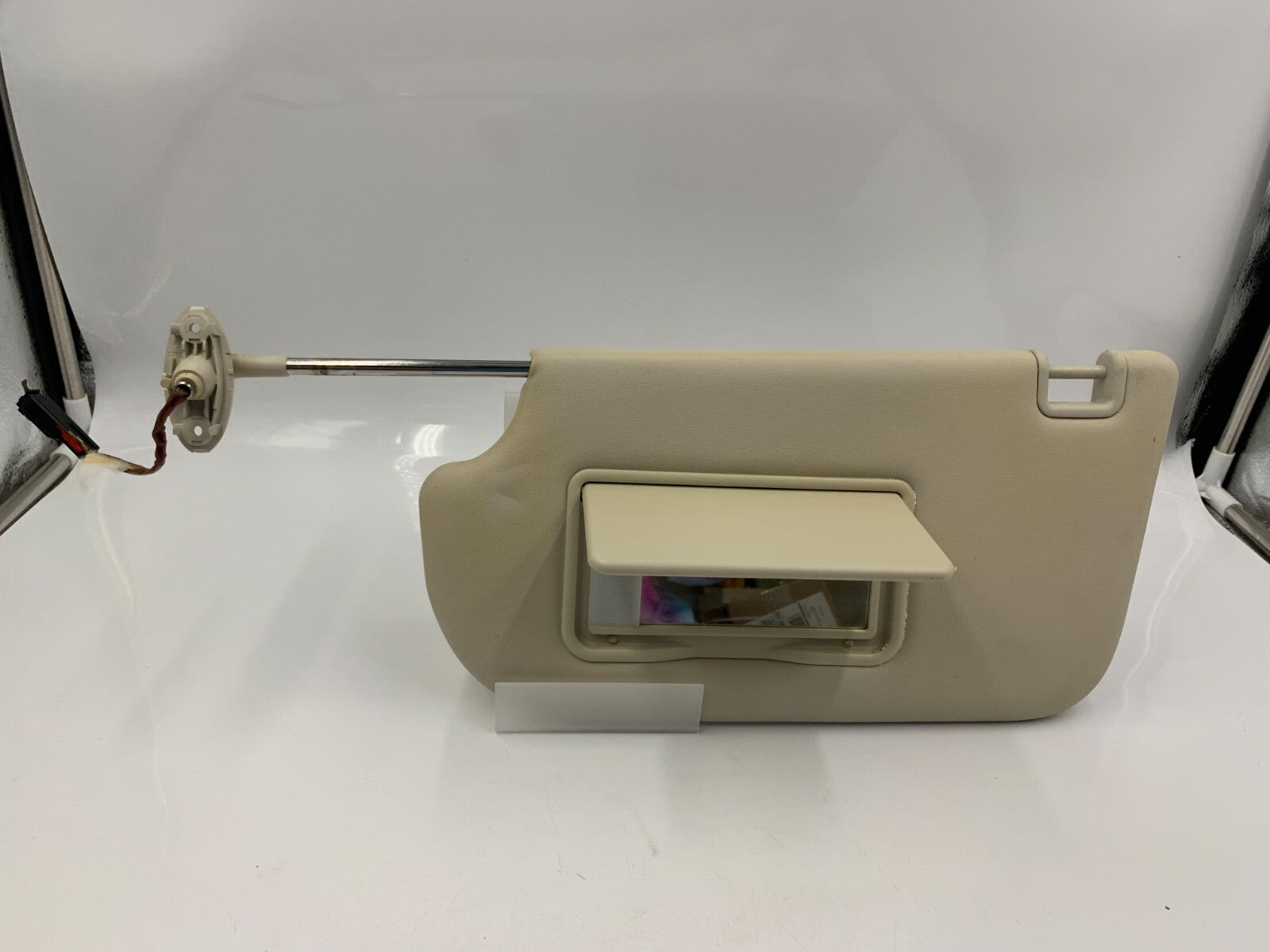 2013-2018 Ford Focus Driver Sun Visor Ivory Illuminated OEM E01B07020