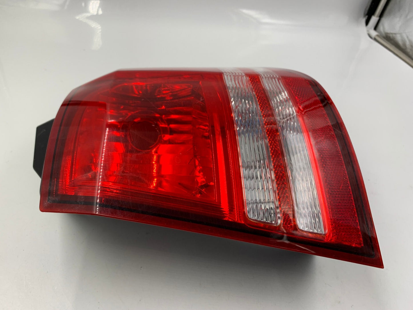 2009-2011 Dodge Journey Passenger Side Tail Light Taillight OEM E03B69005