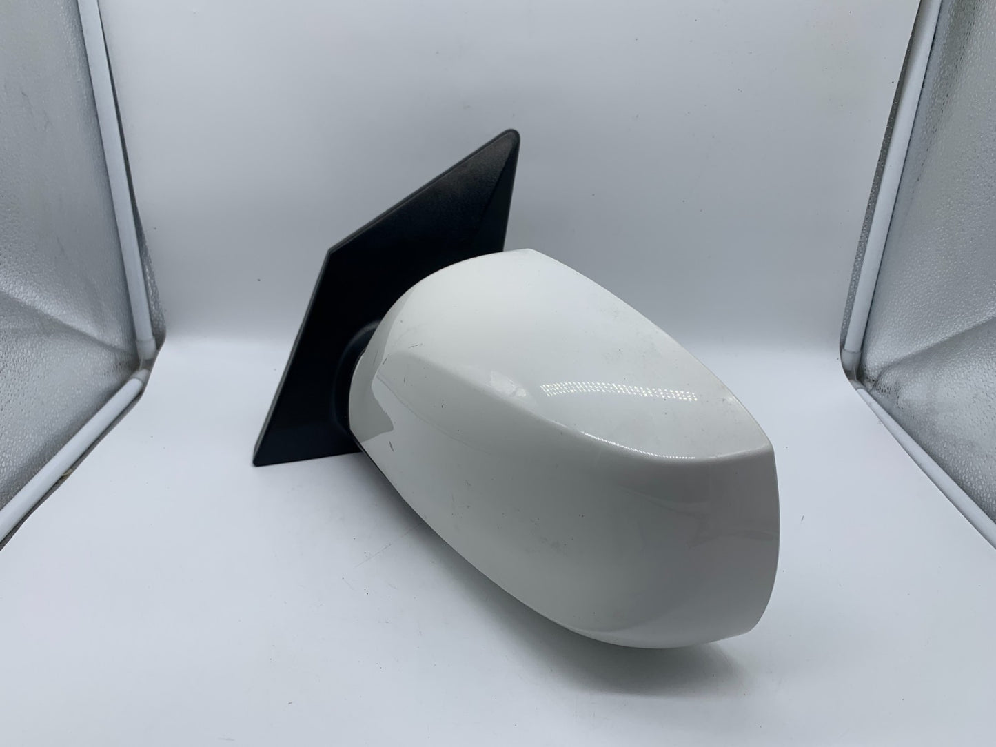 2010-2014 Hyundai Tucson Driver Side View Power Door Mirror White OEM A01B14002