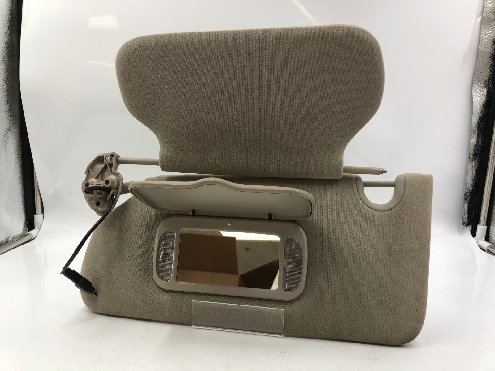 2006 Chevrolet Avalanche 1500 Driver Sun Visor Gray Illuminated OEM C02B11049