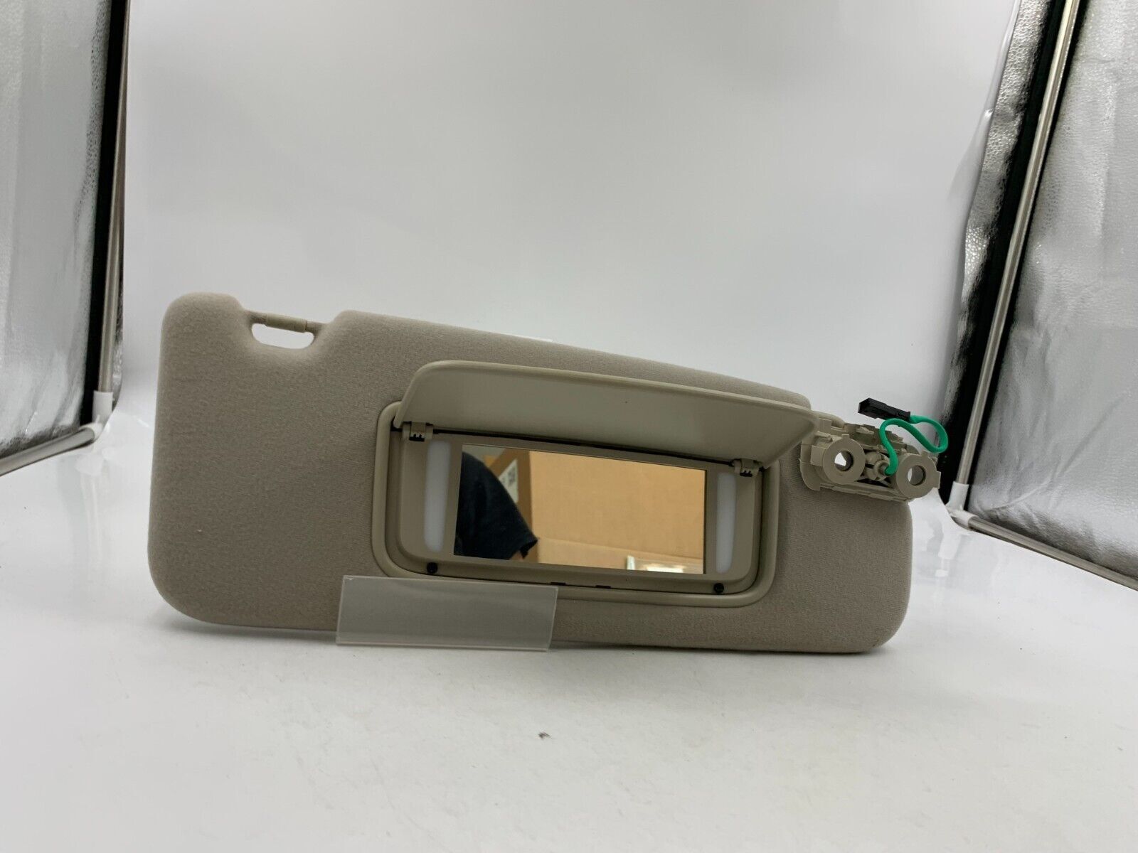 2000-2005 Volvo S80 Passenger Sun Visor Beige Illuminated OEM D04B57008