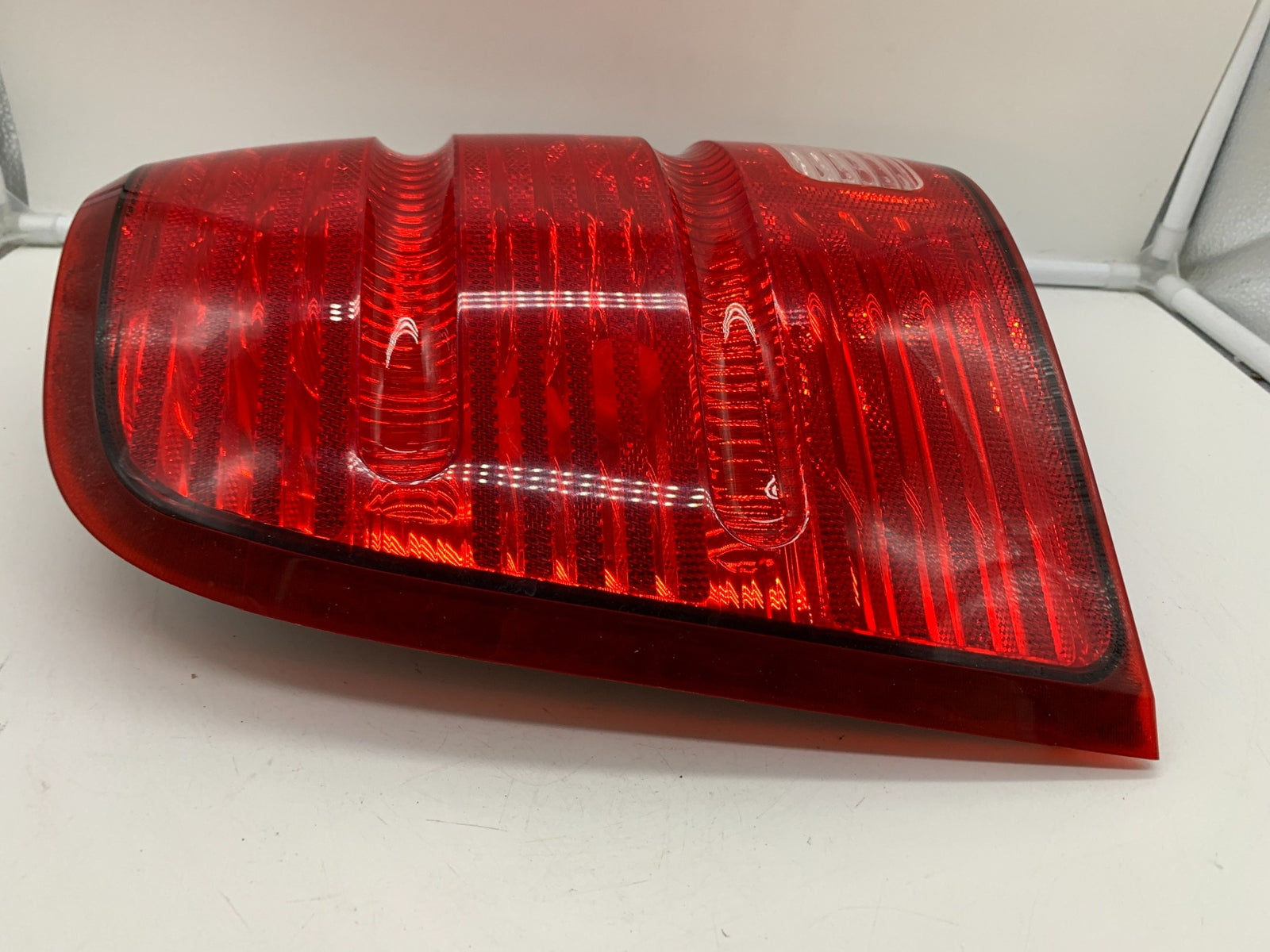 2002-2005 Ford Explorer Driver Side Tail Light Taillight OEM E03B46038