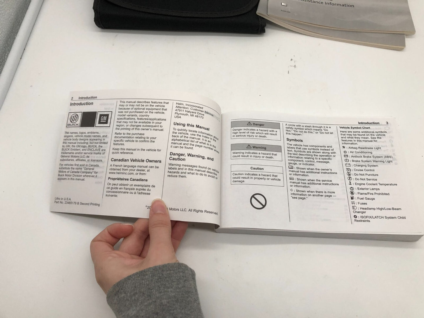 2018 Buick Enclave Owners Manual Set with Case OEM E03B47003