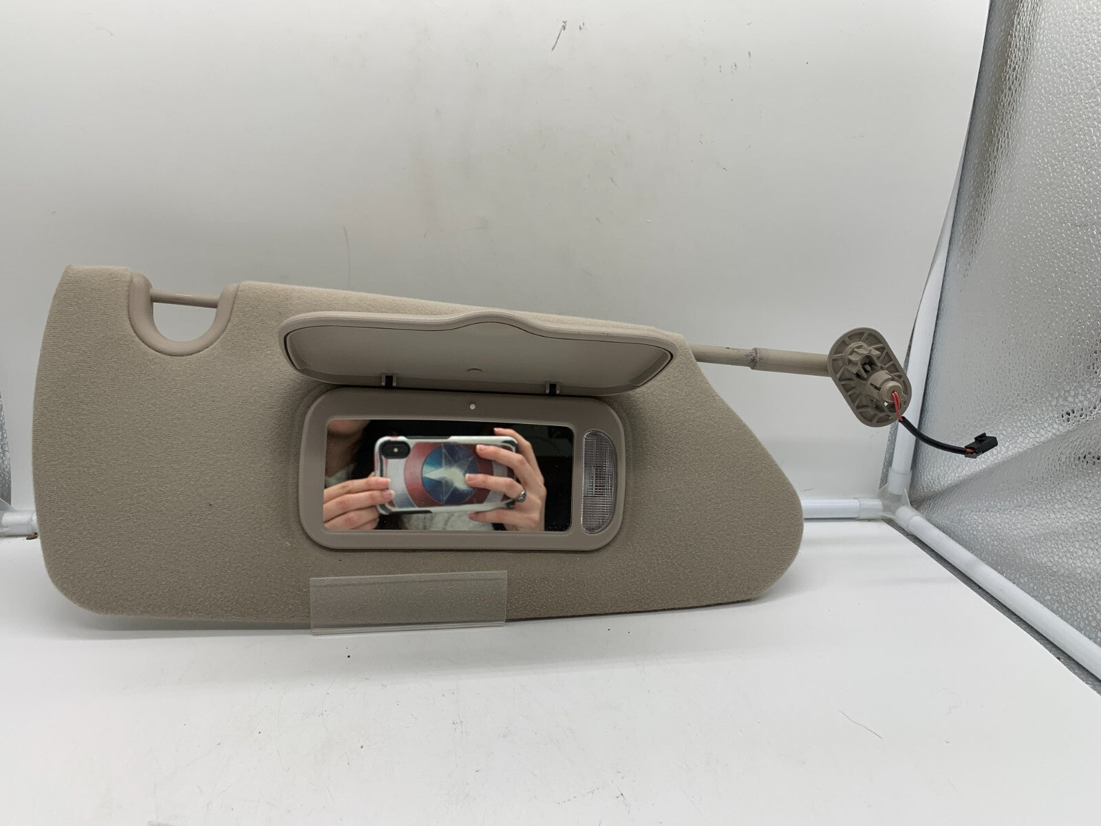 2004-2006 Chrysler Pacifica Passenger Sun Visor Illuminated OEM E02B64006